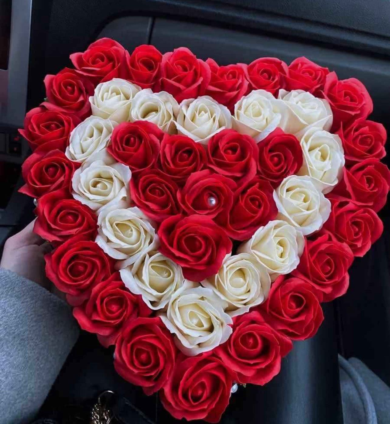 caja roja y blanca - caja en forma de corazon con rosas rojas y blancas 