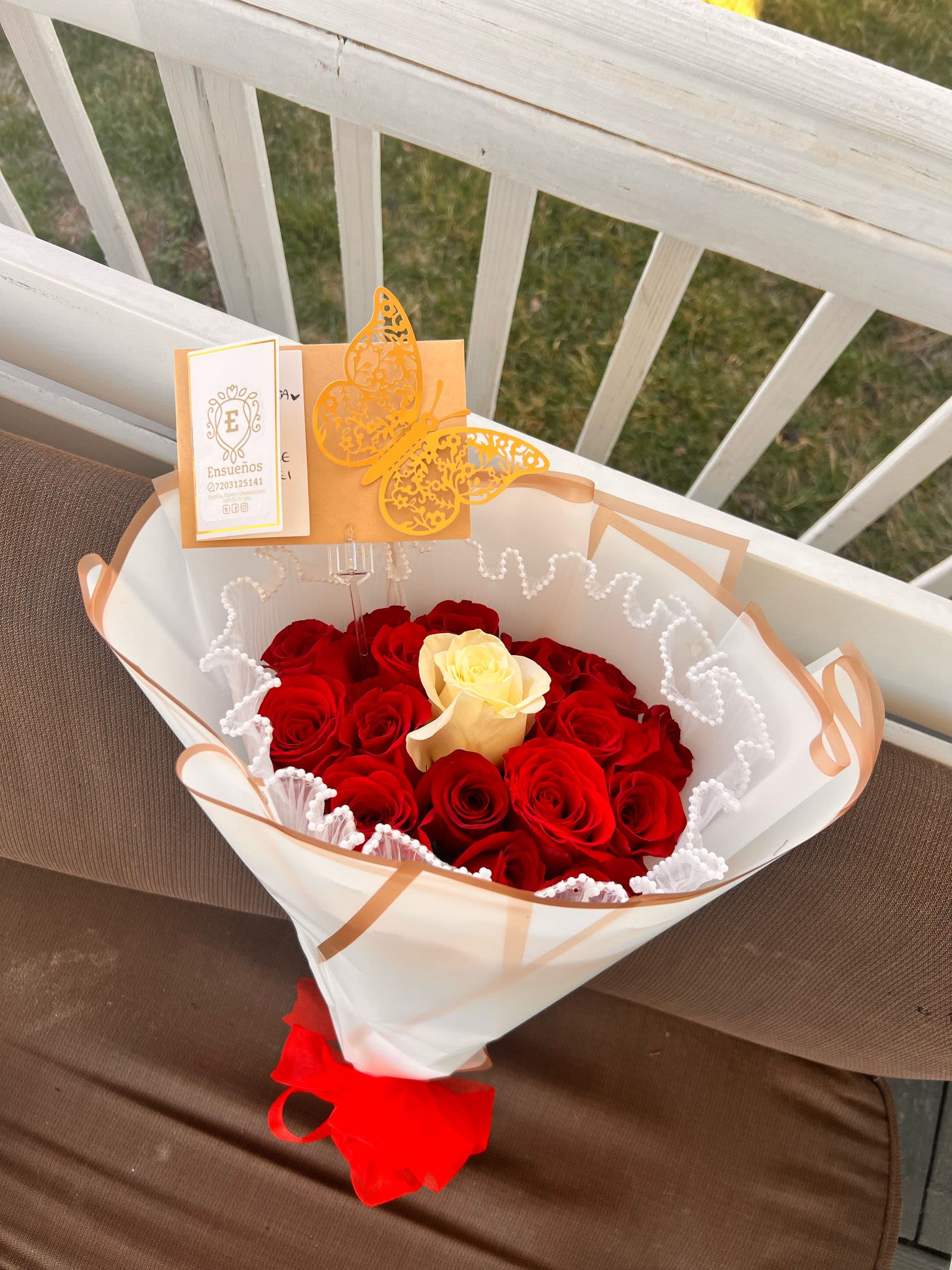 mini secret - ramo de 16 rosas  rojas y una con un mensaje secreto