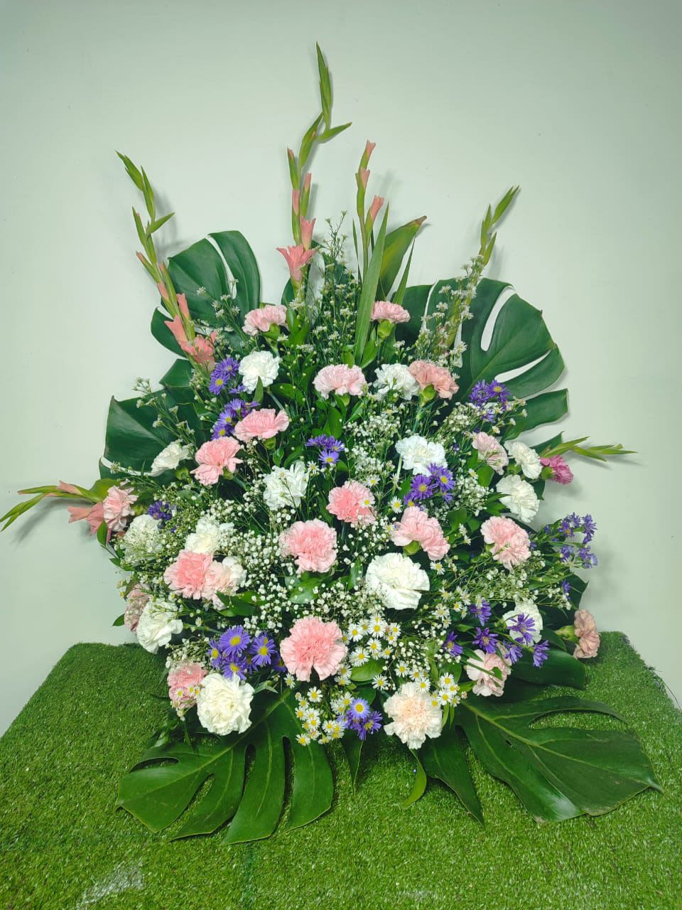 avanico funebre pink - avanico elaborado con palmas o hojas de balazo como la foto claveles y montecasino o estatis morado