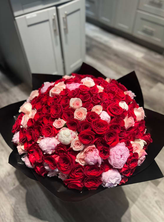 200 Red rose buchon - Rose Buchón with 200 roses and full of peonies, can be upgraded with 250 and 300 gogeous Ecuadorian roses with selected imported peonies from around the world