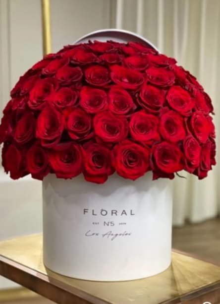 Modern red rose - Gorgoeus red roses in a modern box  In different sizes 50 rose 75 roses and 100 roses 