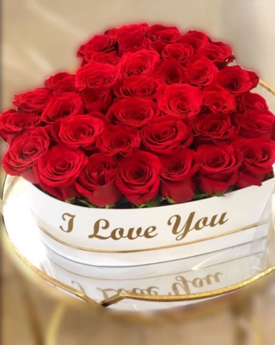 Heart of red roses - Beautiful heart of red rose arrange in a white box with a personalized name or logo