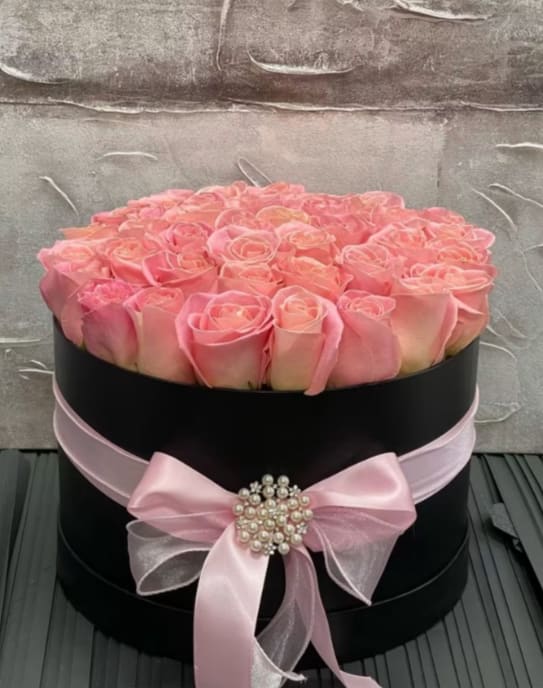 Pink rose box - Beautiful pink roses arrange in a black hat box in all different sizes depending on standard -Deluxe - premium  