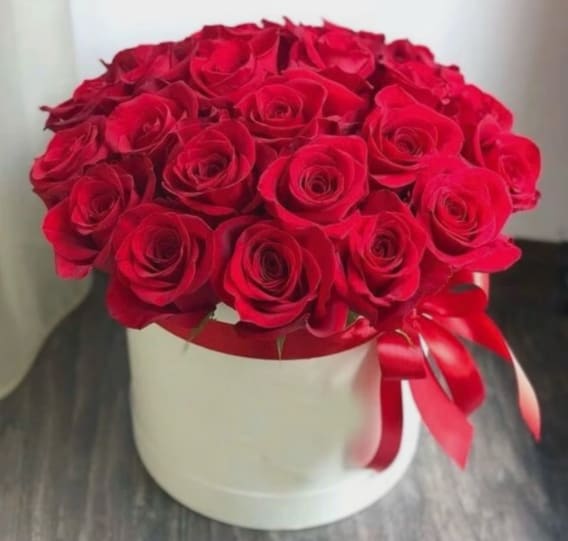 Red rose box - Gorgeous red roses in a hat box 