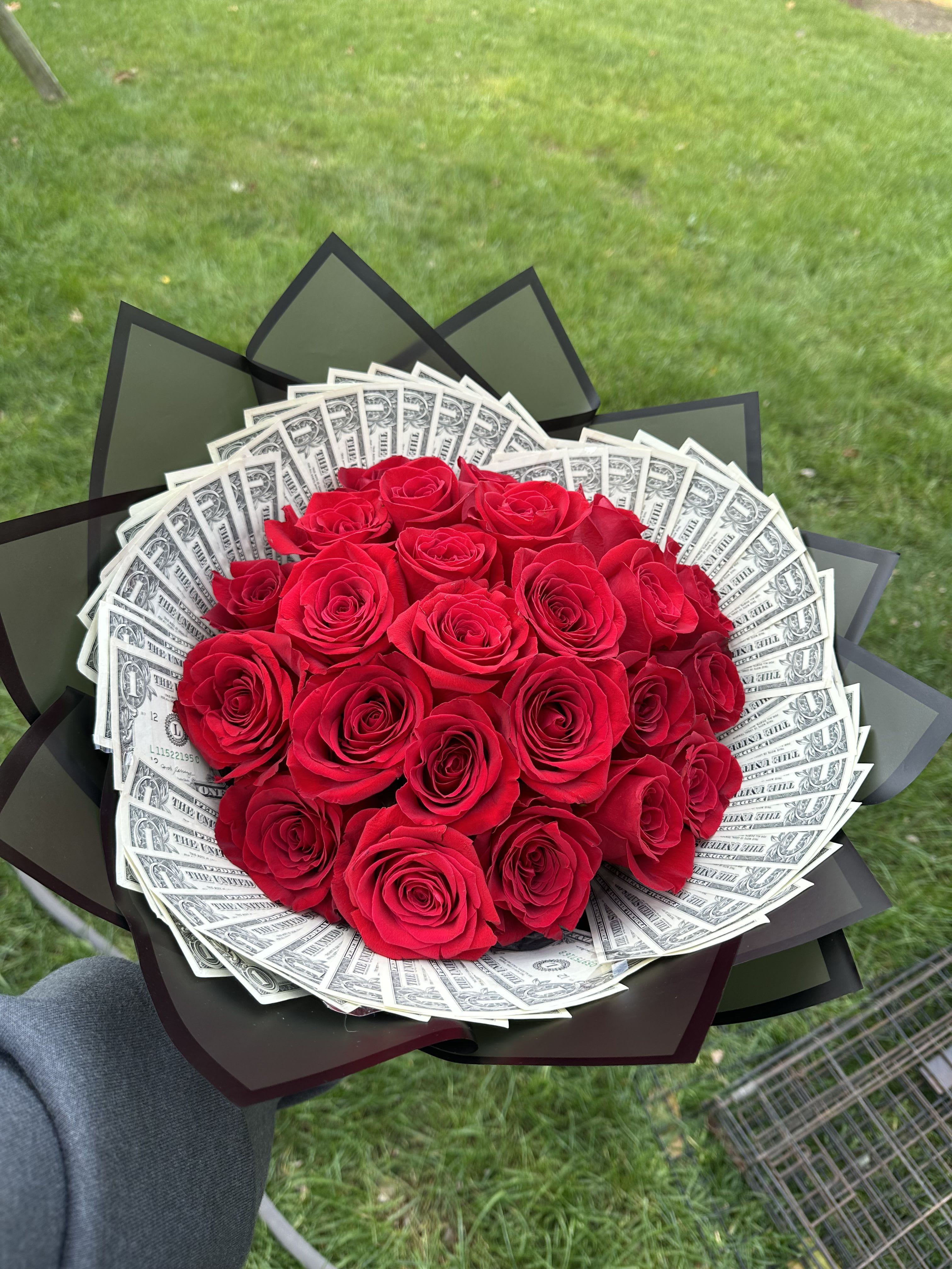 Rosas y billetes  - Mini buchón de 24 rosas rojas $50 en dinero real es para regalar en cumpleaños de una madre o para amiga o una novia