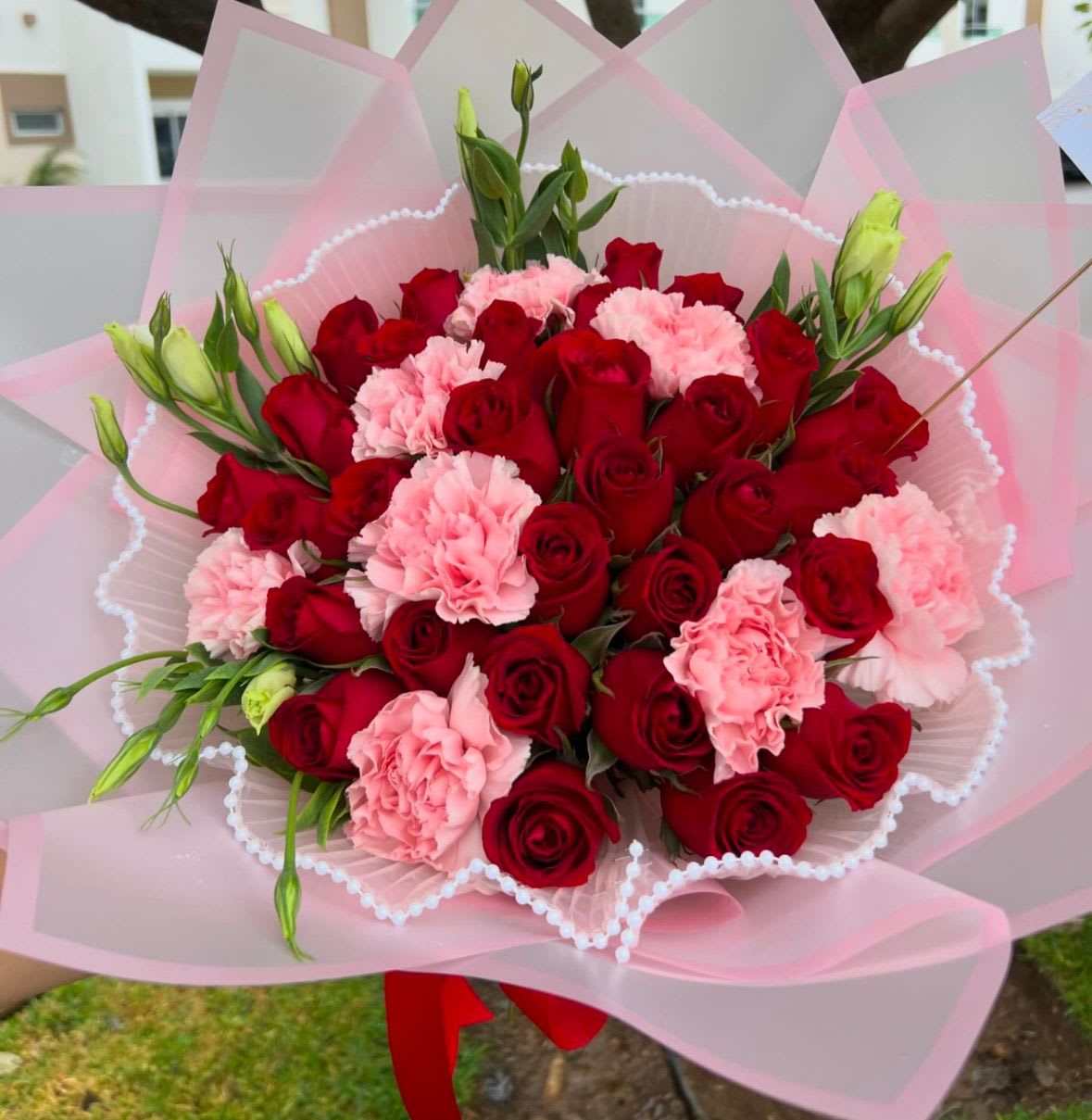 Love - Las rosas rojas simbolizan pasión, amor ideal  para celebrar un cumpleaños cualquier otra ocasión especial    Contiene 25  rosas 8 claveles 3 lisianthus   no envase incluido