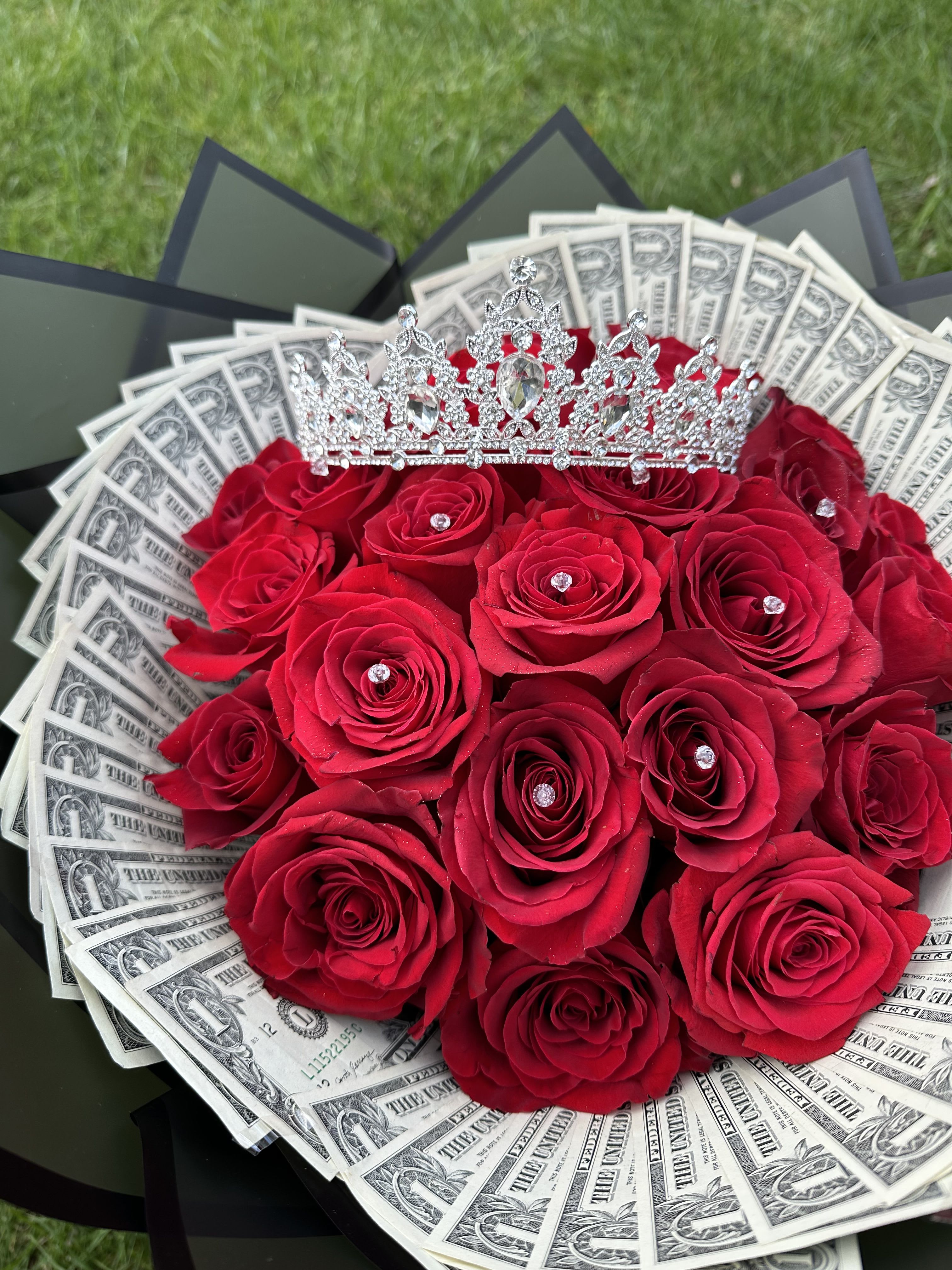 Rosas y billetes y corona  - Buchón aproximadamente 30 rosas rojas $50 dólares en singles con una corona es para regalar en cualquier ocasión 