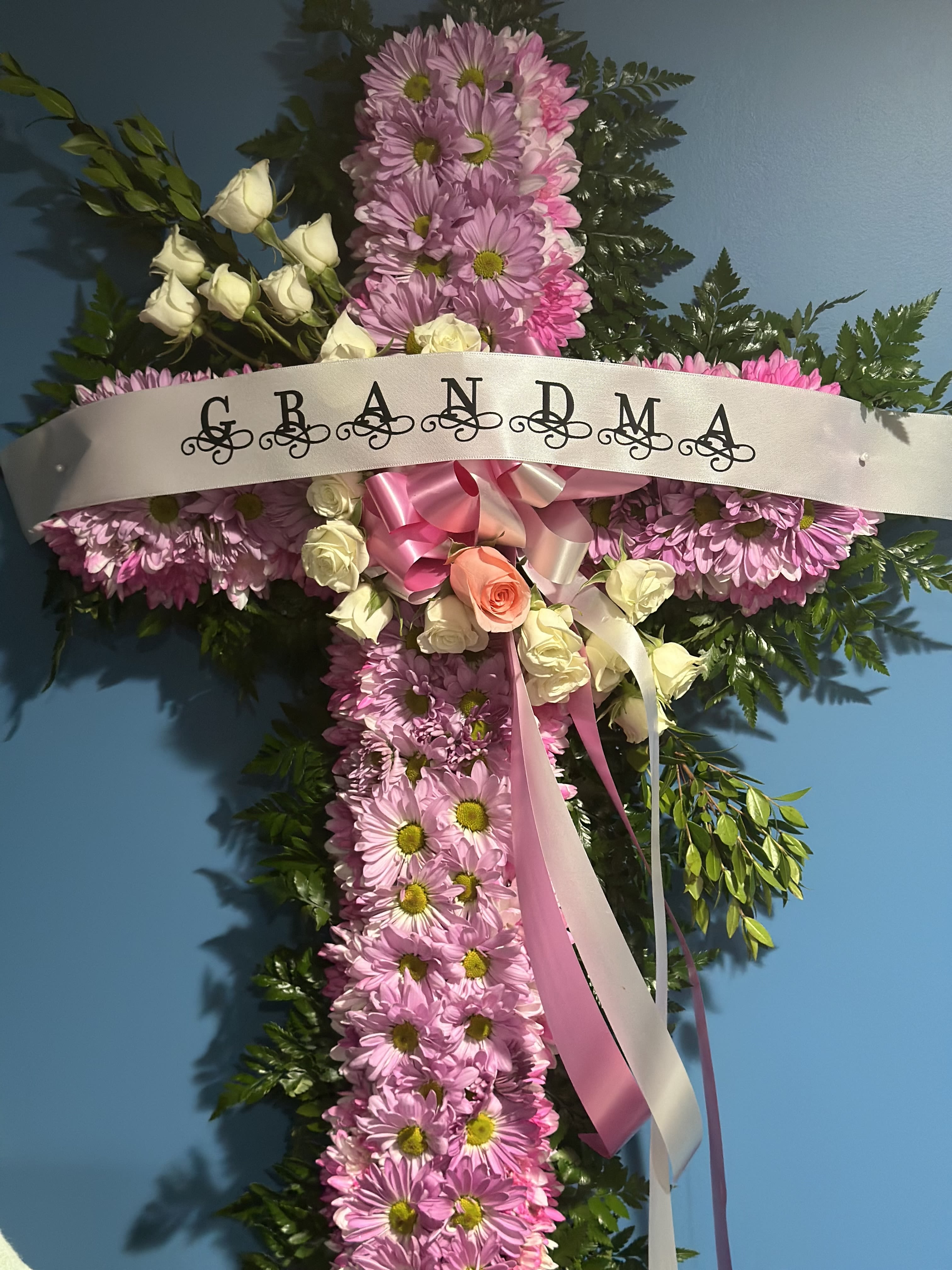 Hope - Esta cruz representa a un ser amada los colores rosados delimitan la delicadeza de corazón como rosas blancas indican su pureza