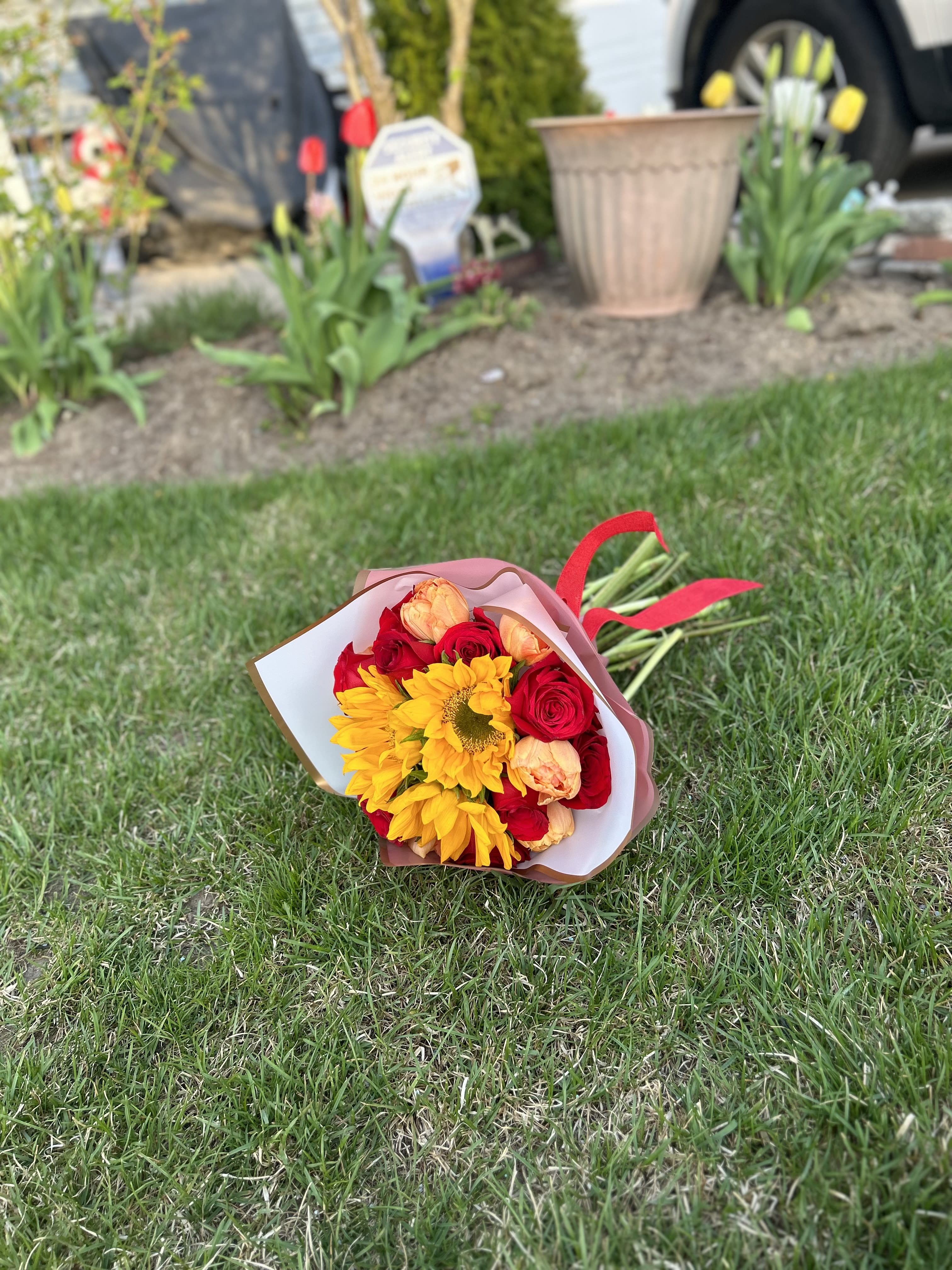 Gratitud  - Este bouquet de roas rojas y girasoles simboliza agradecimiento a una persona por invitar a una cena una tarde entre amigas o una reunión familiar envuelto en un exclusivo papel koreano  Contiene 10rosas rojas 2 girasoles para standard 12rasas3 girasoles premium 