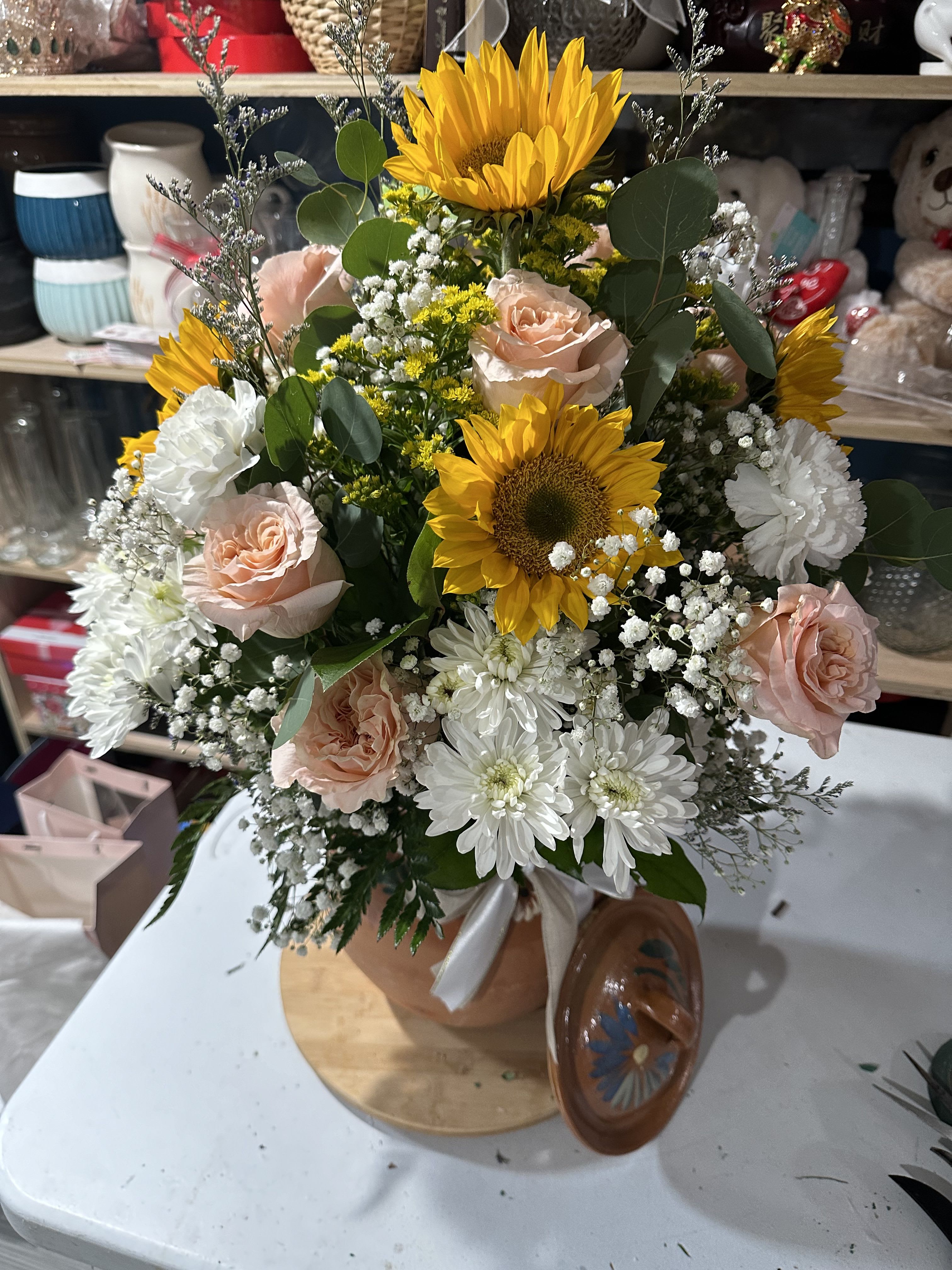 Arreglo artesanal  - Arreglo de girasoles rosas de jardín crisantemos limonion claveles solidaros y verdes fue diseñado en una olla de barro para una suegra muy querida también puede ser un regalo perfecto para una madre abuela 
