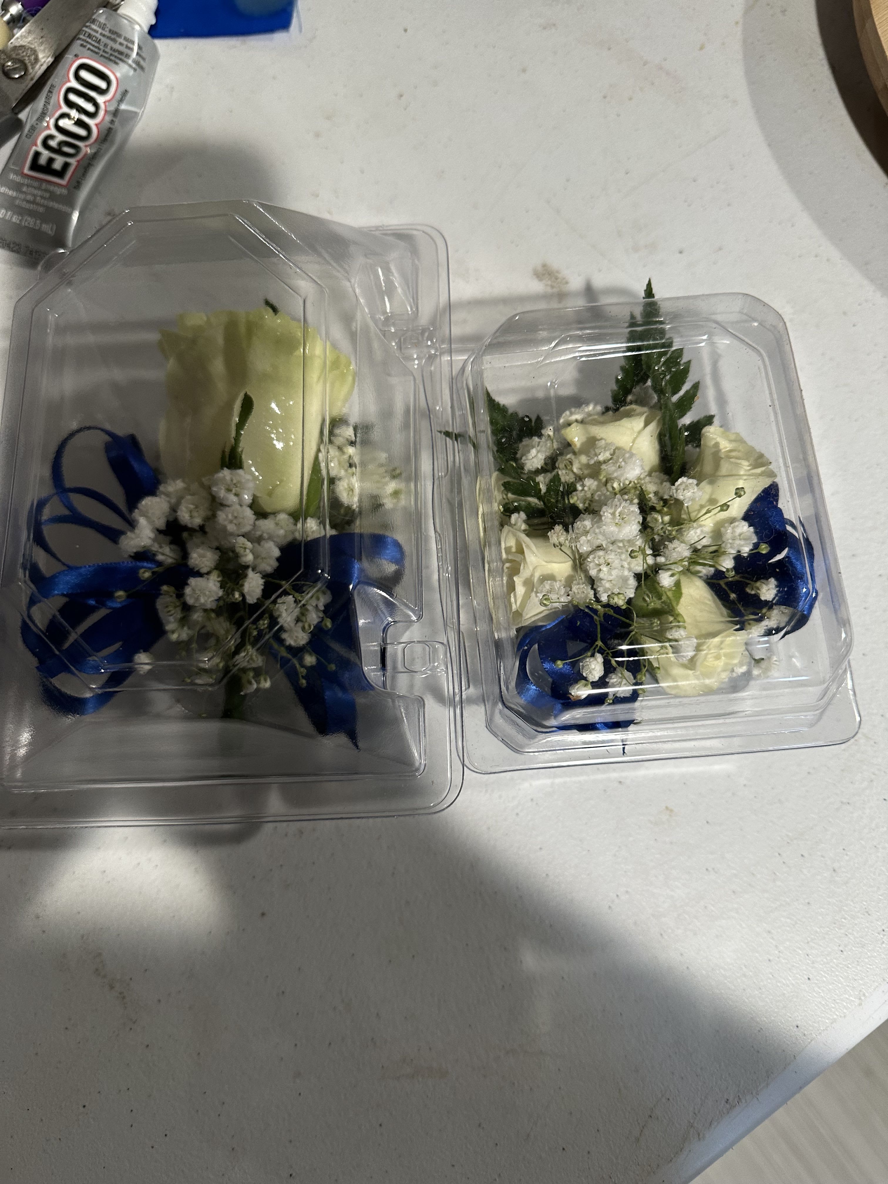 Corsage combo  - Pulsera de mujer y ramillete para hombre especial para grados quinceaños matrimonios disponibles en todos colores 