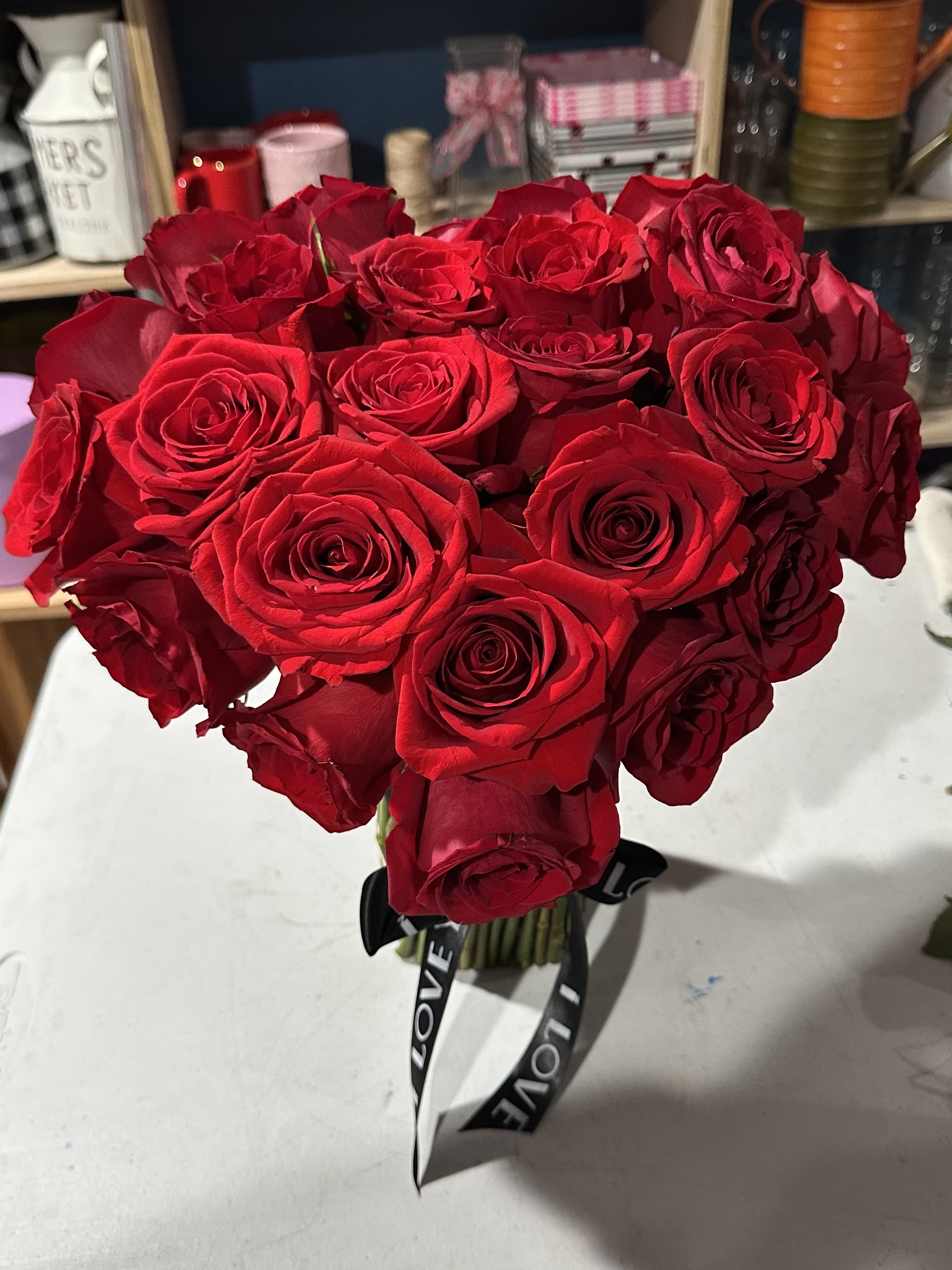 Heart - Rosas rojas en corazón simbolizan pasión el verdadero amor romance y deseo Un clásico decir te amo perfecto para regalar un aniversario cumpleaños san Valentín y otras ocasiones    Contiene 25 rosas 