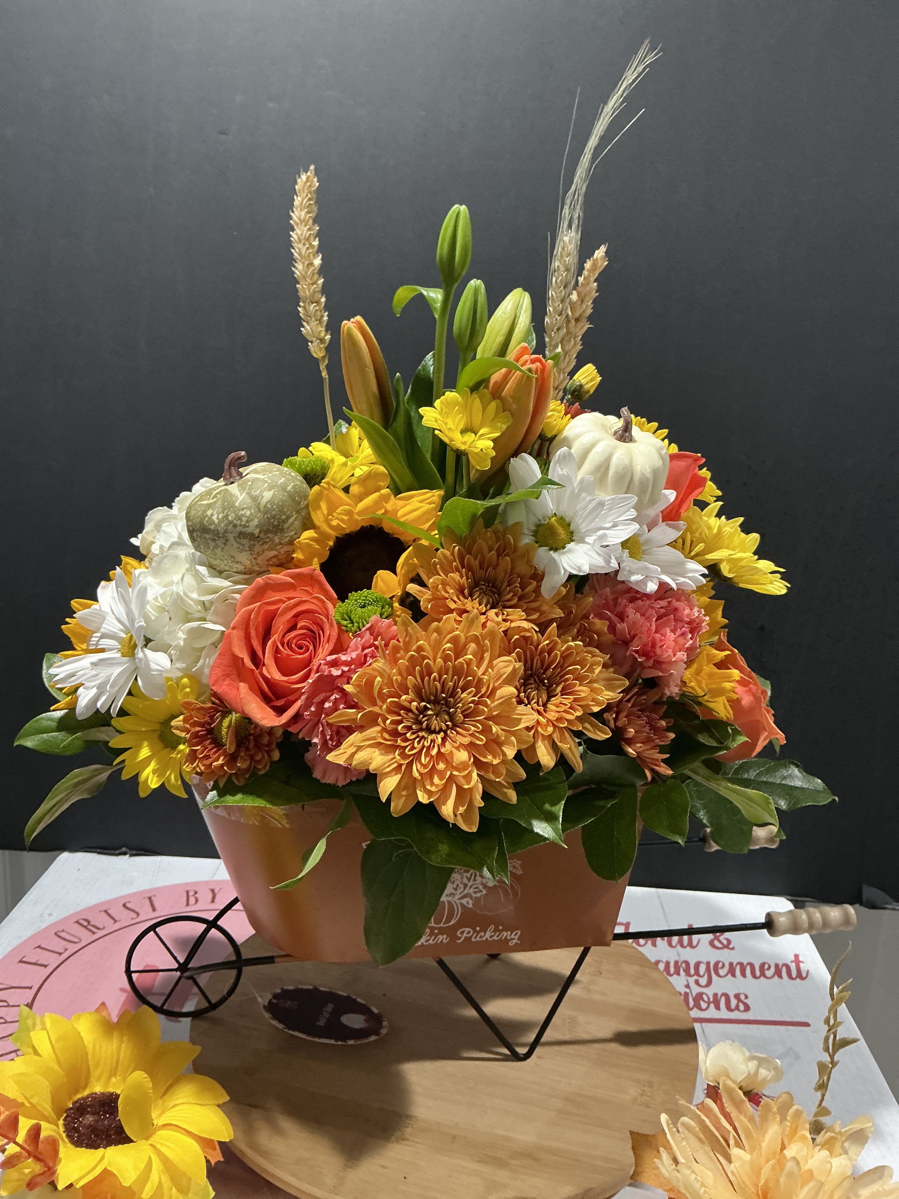 Carreta de flores - Lleva a tu mesa está carreta de flores anaranjadas y frutos demuestra en tu cálido hogar el duro trabajo del todo el año para agradecer a Dios en este día de Acción y Gracia  Este detalle es perfecto para regalar a un familiar o amigo     19T 21W  1 SOLO TAMAÑO