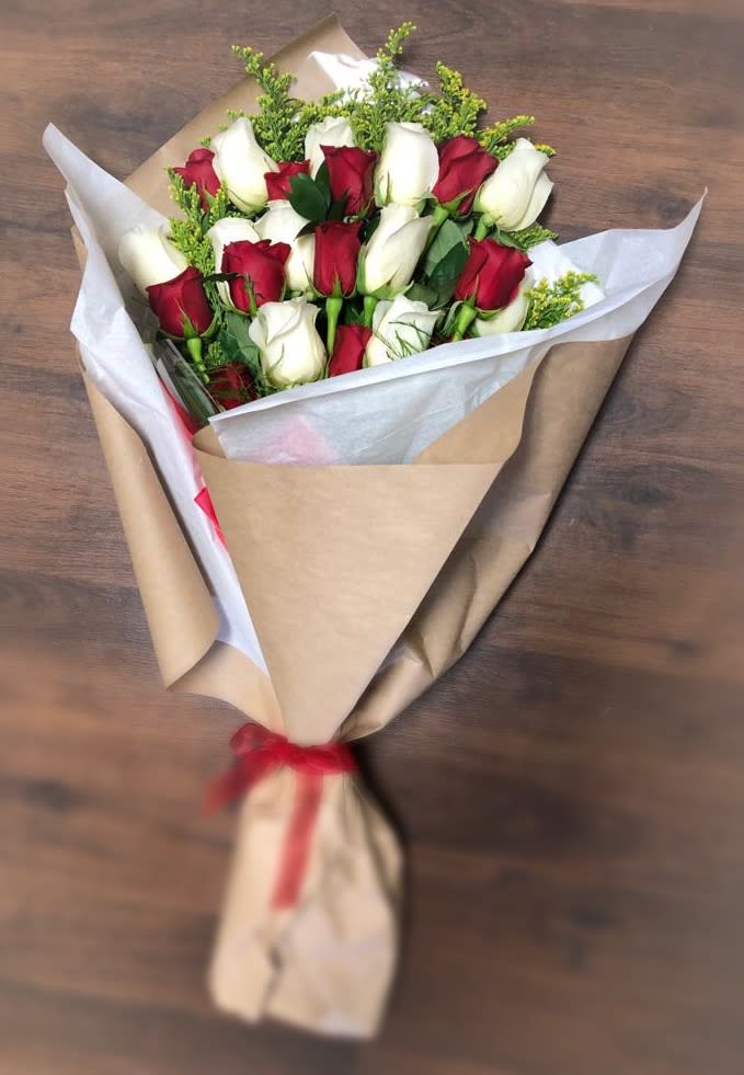 PAPER WRAPPED PRESENTATION ROSES SELENE - This bouquet of roses represents what I feel for you: each petal reflects my love, each fragrance my thoughts, and each color the depth of my emotions