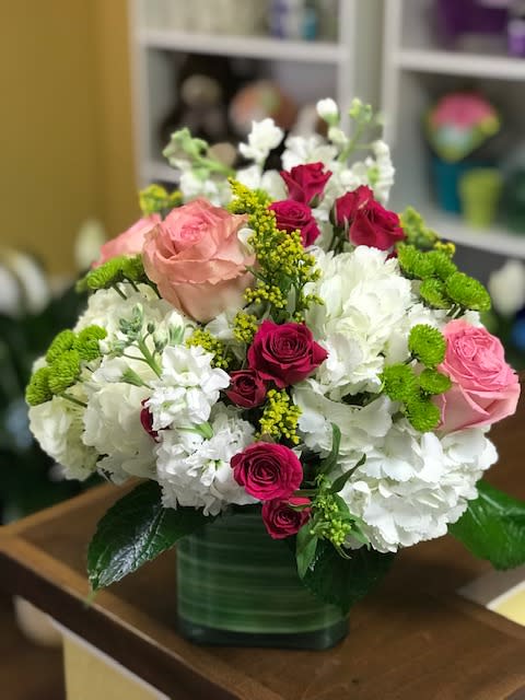 Luxurious cube - Hydrangeas and delicately combined roses, in a glass cube