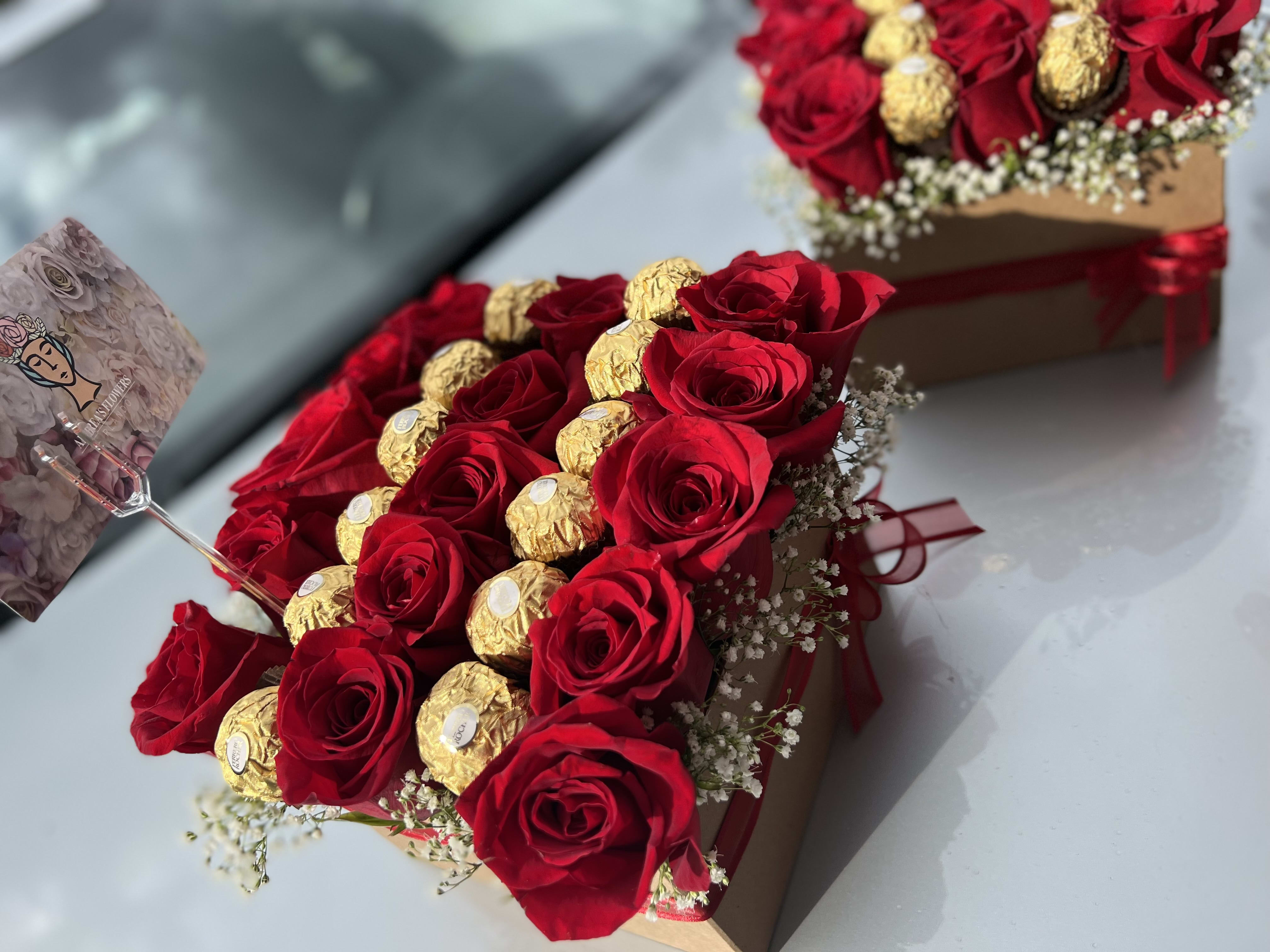 BOX EXPRESSION OF LOVE WITH FERRERO ROCHER - Beautiful box with roses, in combination with delicious chocolates, that will give a unique touch of love  