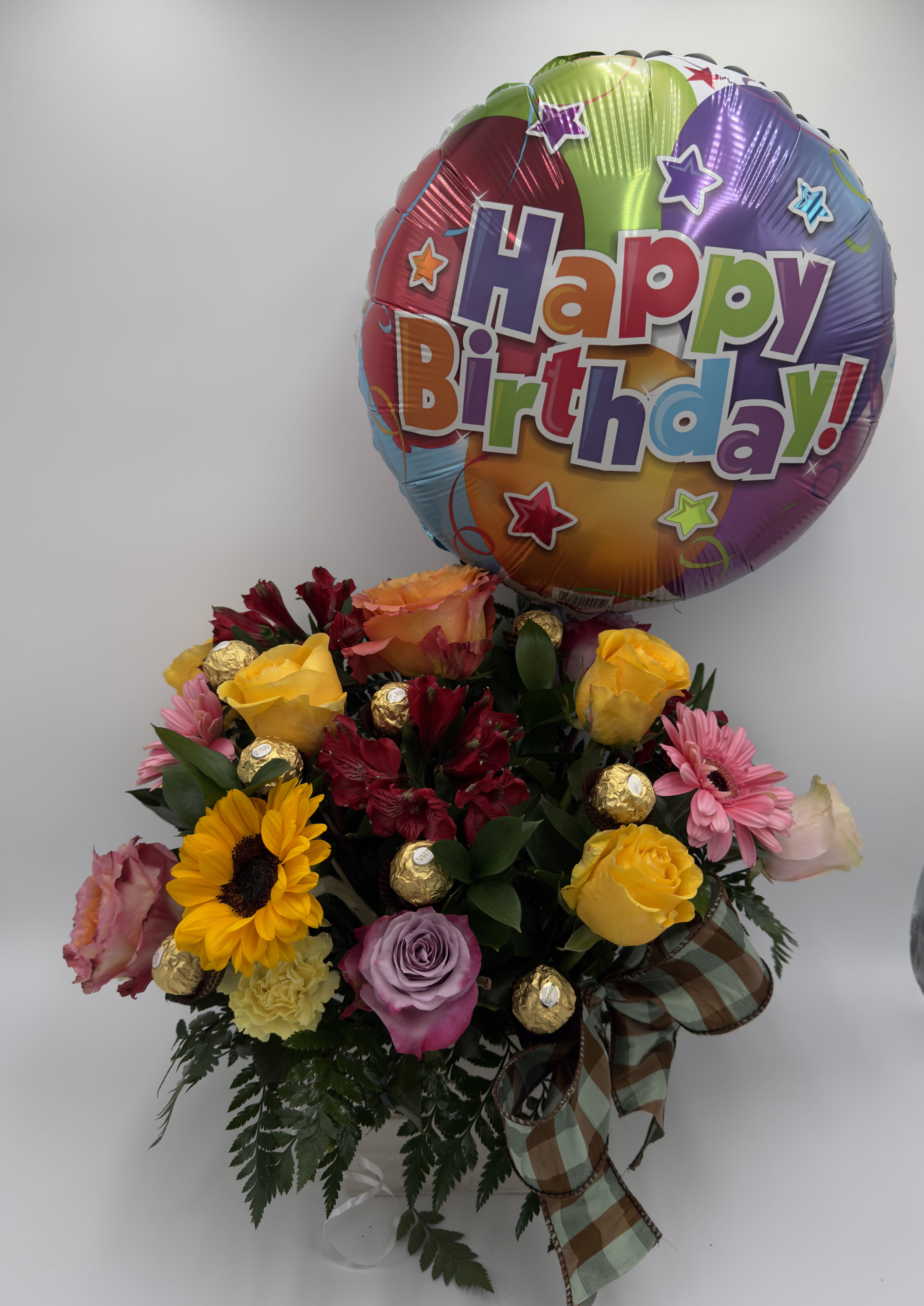 Celebrating with roses and ferrero -Celebrando con rosas y ferrero - By combining chocolates and roses, the gift becomes a thoughtful expression of love, appreciation, or deep friendship, depending on your relationship with the person. It’s an elegant way to make their day even more special.