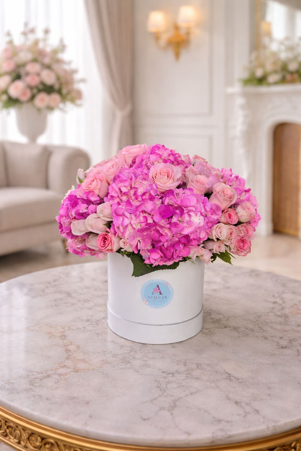 Blush Elegance - Edicion Deluxe - Es un diseno floral moderno que destaca su abundancia de hortencias, acompanadas de delicadas rosas que aportan un toque romantico y refinado.