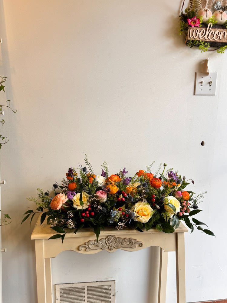 BP106 - Mixed blooms Centerpiece - A garden looking centrepiece 