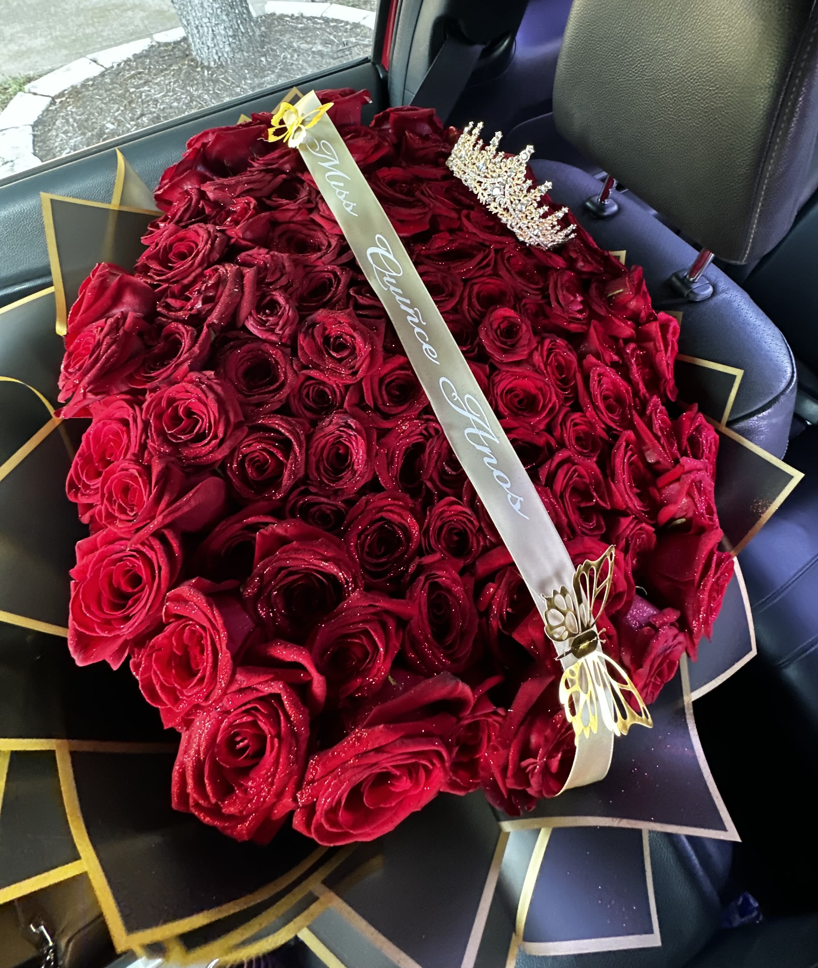 100 glitter roses  - Transform your space with our stunning 100 glitter roses! Each rose is beautifully crafted with shimmering glitter that catches the light, creating a magical ambiance. Perfect for any occasion—birthdays, anniversaries, or just to brighten someone's day! These roses are not just flowers; they're a statement piece that adds elegance and charm to any setting. Get yours today and let the sparkle shine   We do any color of your choice!!
