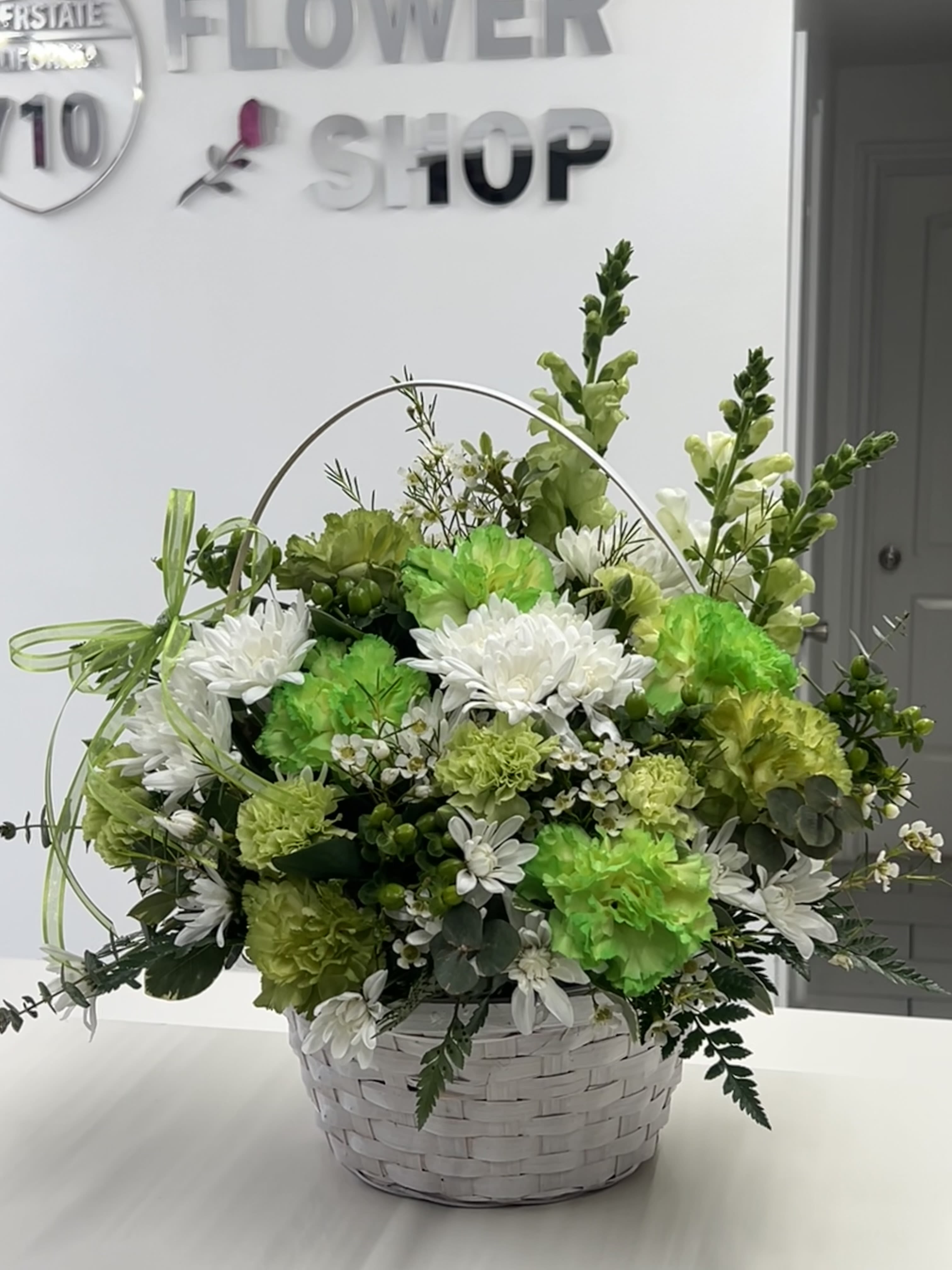 Irish Garden - Irish Garden is a fresh and charming floral arrangement inspired by the lush green landscapes of Ireland. It combines delicate flowers in green and white tones with natural foliage that evokes the freshness of spring and the magic of St. Patrick’s Day.