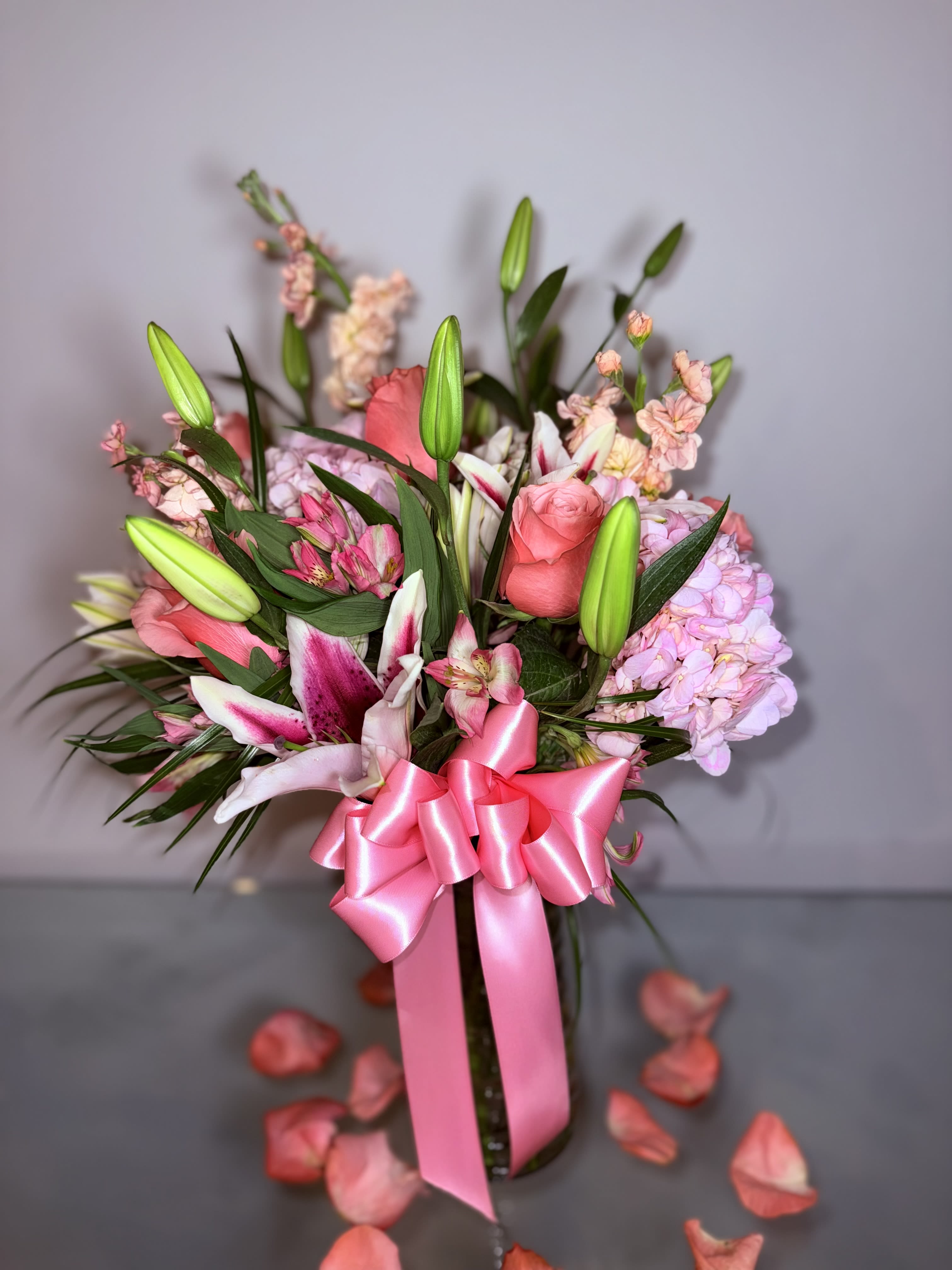 Pink  Sweet  - Beautiful and subtle pink bouquet make the perfect contrast with roses, Lilies, handregeas, alstromelias