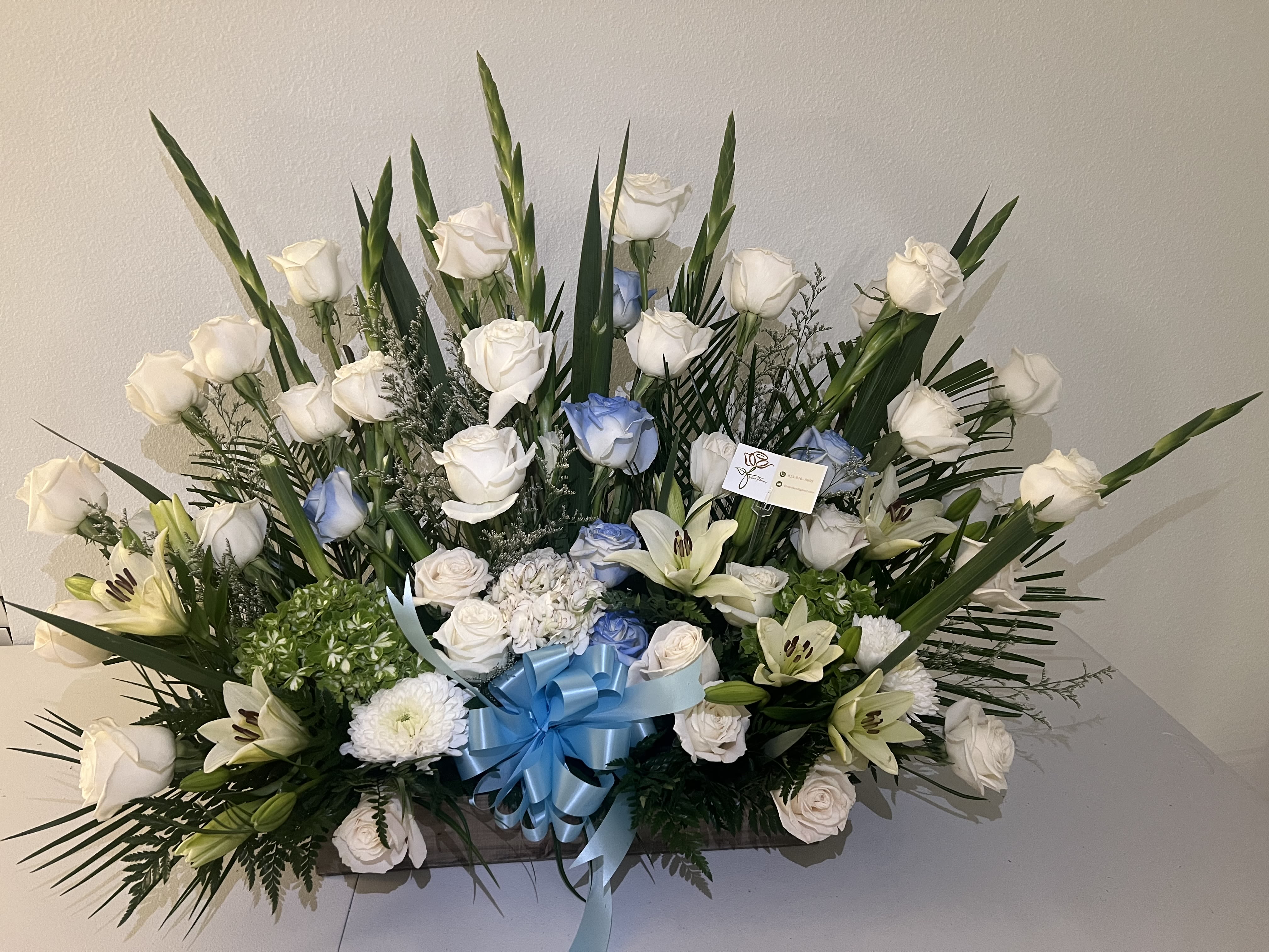 Blue garden - Beautiful and radiant white and blue roses, gladiolas, lilies, hydrangeas and cremones. Ideal to express our unconditional love to a loved one.
