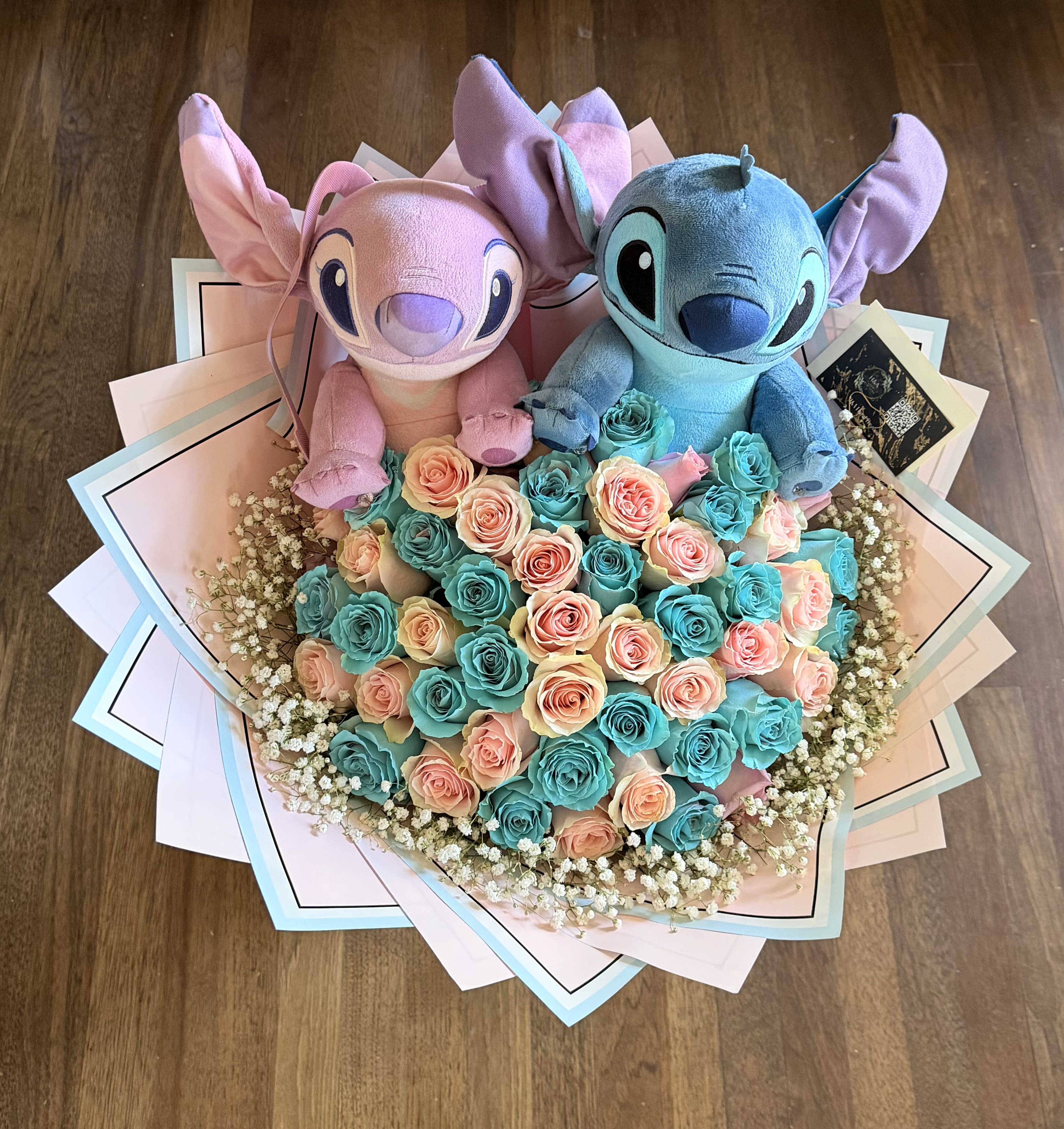 Bouquet of pastel roses with two Stitch plush toys