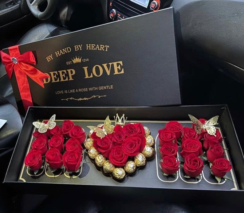 M️M roses box with chocolates- - Surprise Mom with this exquisite luxury box: an impeccable presentation combining elegant red roses, these delicious Ferrero Rocher chocolates, and a touch of elegance in every detail. It’s the perfect gift to honor her love and make her feel special on her day, available in color pink , black , white and purple .