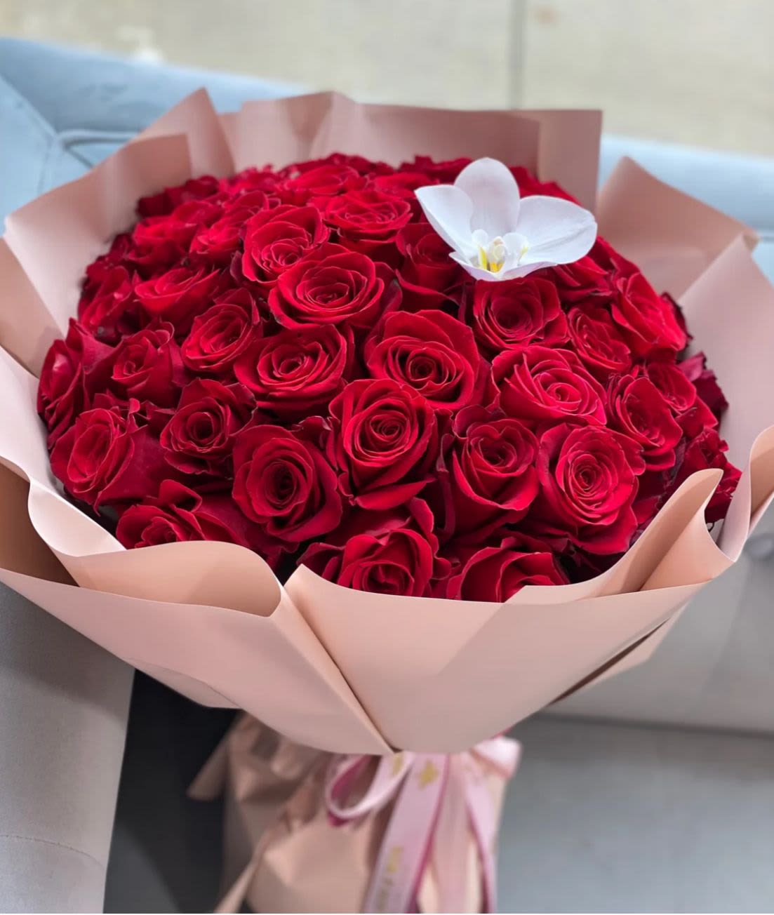 Red Desire Bouquet  - Standard - 25 roses Deluxe - 48-50 roses Premium - 73-75 roses A passionate and sophisticated bouquet of red roses, crowned with a white orchid for a touch of pure elegance. The perfect gift to express deep love, admiration, or to simply leave someone speechless.
