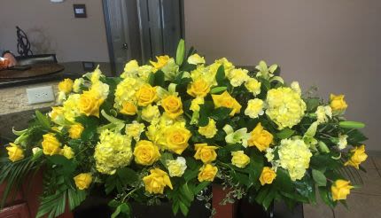 Amazing yellow casket - Show your love with this casket with all this yellow roses of Texas