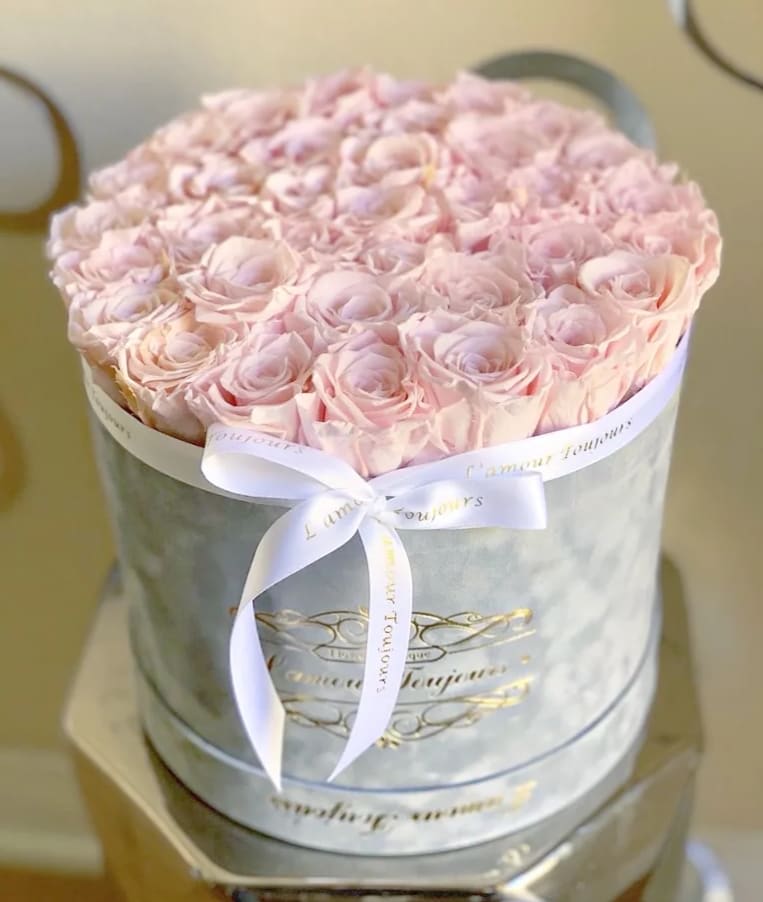 Everlasting Roses Pink Signature Box - • Everlasting roses are preserved real roses that last up to 3 years! By treating fresh roses with a unique method these roses become long lasting and keep their natural beauty, structure and softness.  • Make a statement with our exquisite Ecuadorian real roses that bring uniqueness and sophistication to life.  • Send stunning roses to your loved ones, a wife, a husband, a parent or a friend to let them know you remembered their special day.  • Zero maintenance required: Everlasting roses hold tenderness and a natural fresh look, with no maintenance required. 