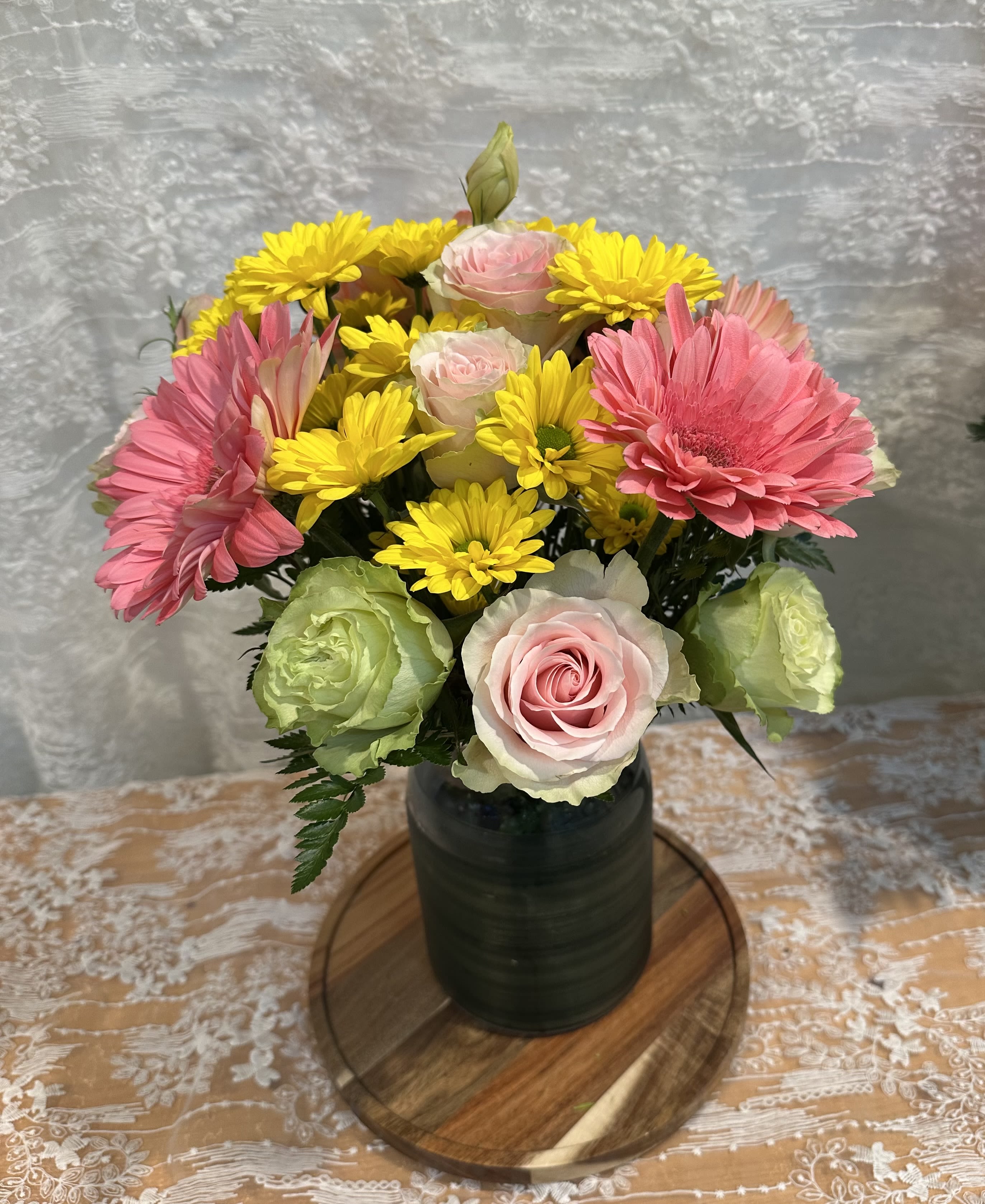 Sun Kissed - Mixed arrangement of light and bright flowers. Roses and daisies. 