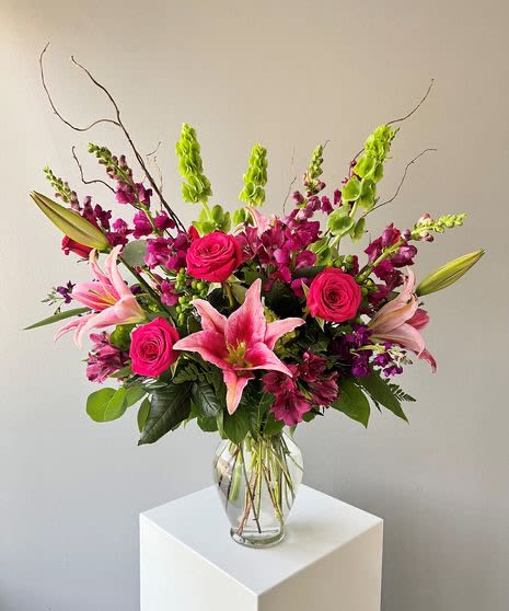 Royal garden luxe  - This colorful arrangement is crafted to capture attention and emotion,blending romance,elegance,and freshness in every detail.