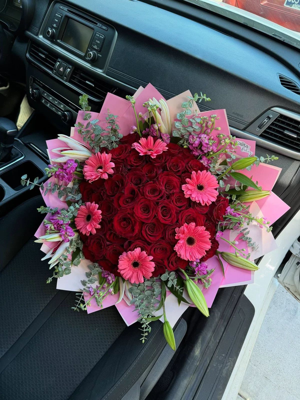 Jardin de amor  - A gorgeous buchon bouquet of lilies and gerbera, blending elegance and vibrant beauty in stunning floral arrangement designed to impress.