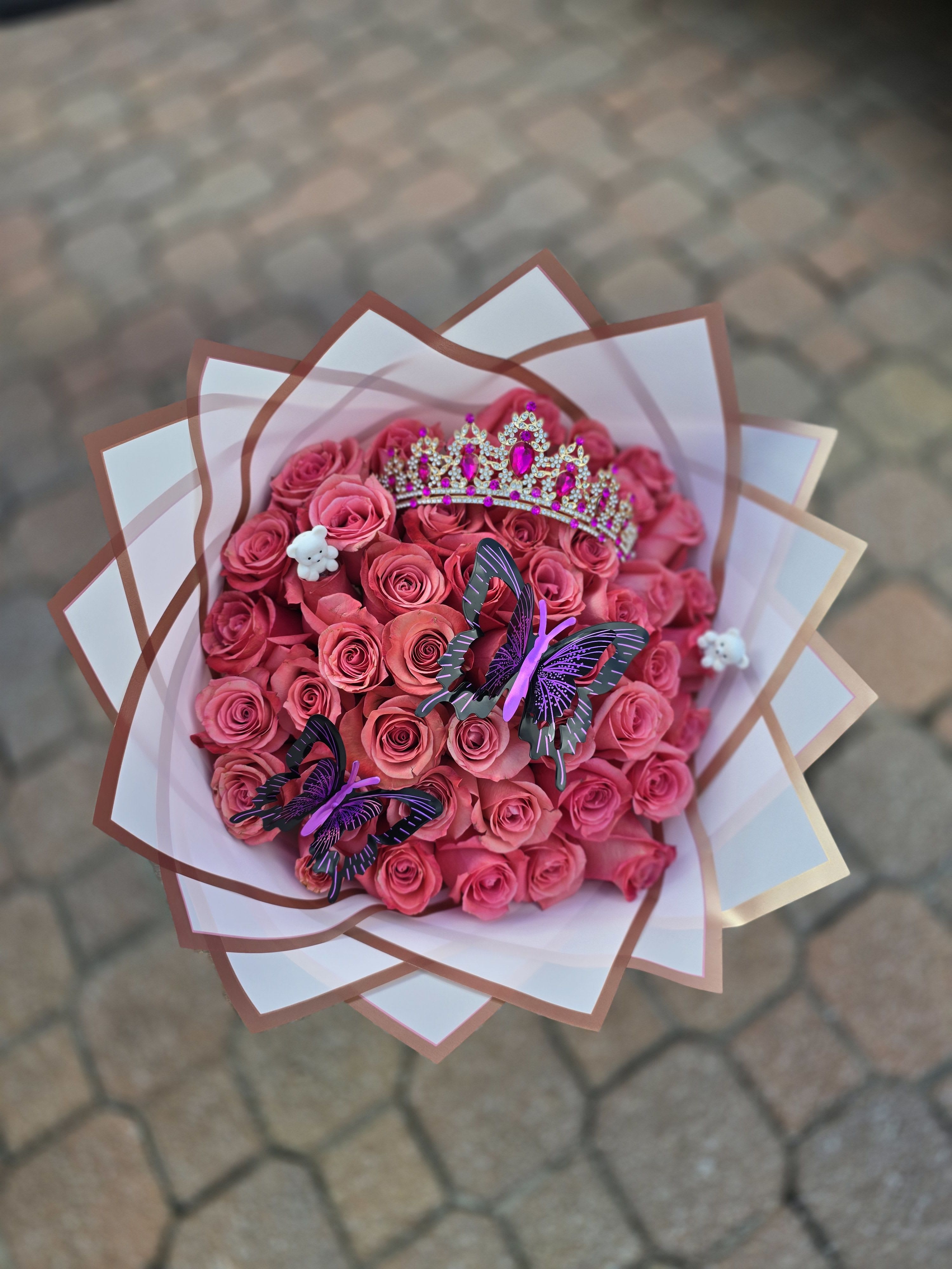 50 Roses Bouquet - Pretty in Pink — Buchona Style" Soft? Yes. Powerful? Absolutely. Our pink buchón bouquet blends elegance with attitude — oversized roses, luxury wrapping, and a touch of glamour that says she’s worth it all. 