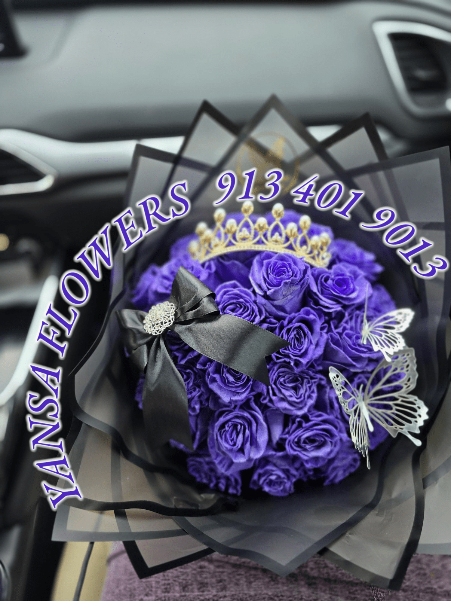 25 Flower Bouquet - Small in size, big on attitude — our mini buchón bouquet brings all the bold, glamorous energy of the classic style, in a compact and elegant version. Designed with fresh roses, luxe wrapping, and dramatic flair, it’s perfect for making a statement without going over the top.  Ideal for birthdays, romantic surprises, or just because she deserves something extra — even in a smaller size.    Delivery available  Petite. Powerful. Perfectly Buchón.
