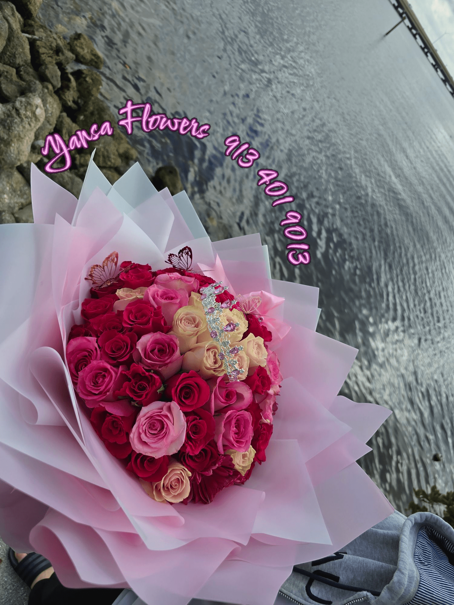 75 Mixed Pink Bouquet - Soft Tones, Bold Style  Our Mixed Pink Buchón blends delicate shades of blush, rose, and hot pink in a powerful, luxurious bouquet. Designed with lush premium roses and signature bold wrapping, it’s the perfect fusion of femininity and attitude. Whether you're celebrating love, friendship, or yourself — this bouquet makes a statement.  Perfect for birthdays, romantic gestures, or glam surprises.   Delivery available  Pretty. Powerful. Pure pink Buchón energy.