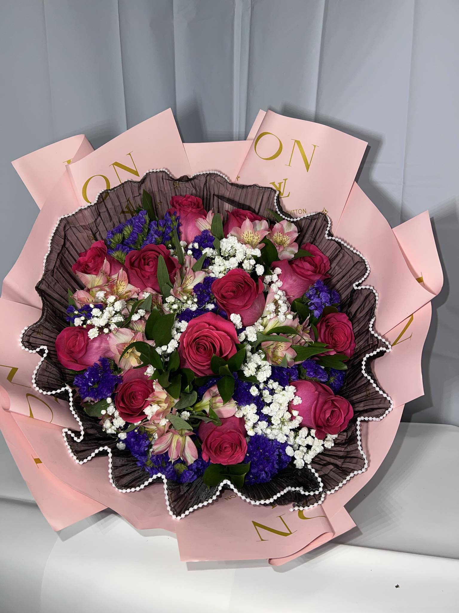 Dozen roses  - Docena de rosas con astromelia tamaño mediano 