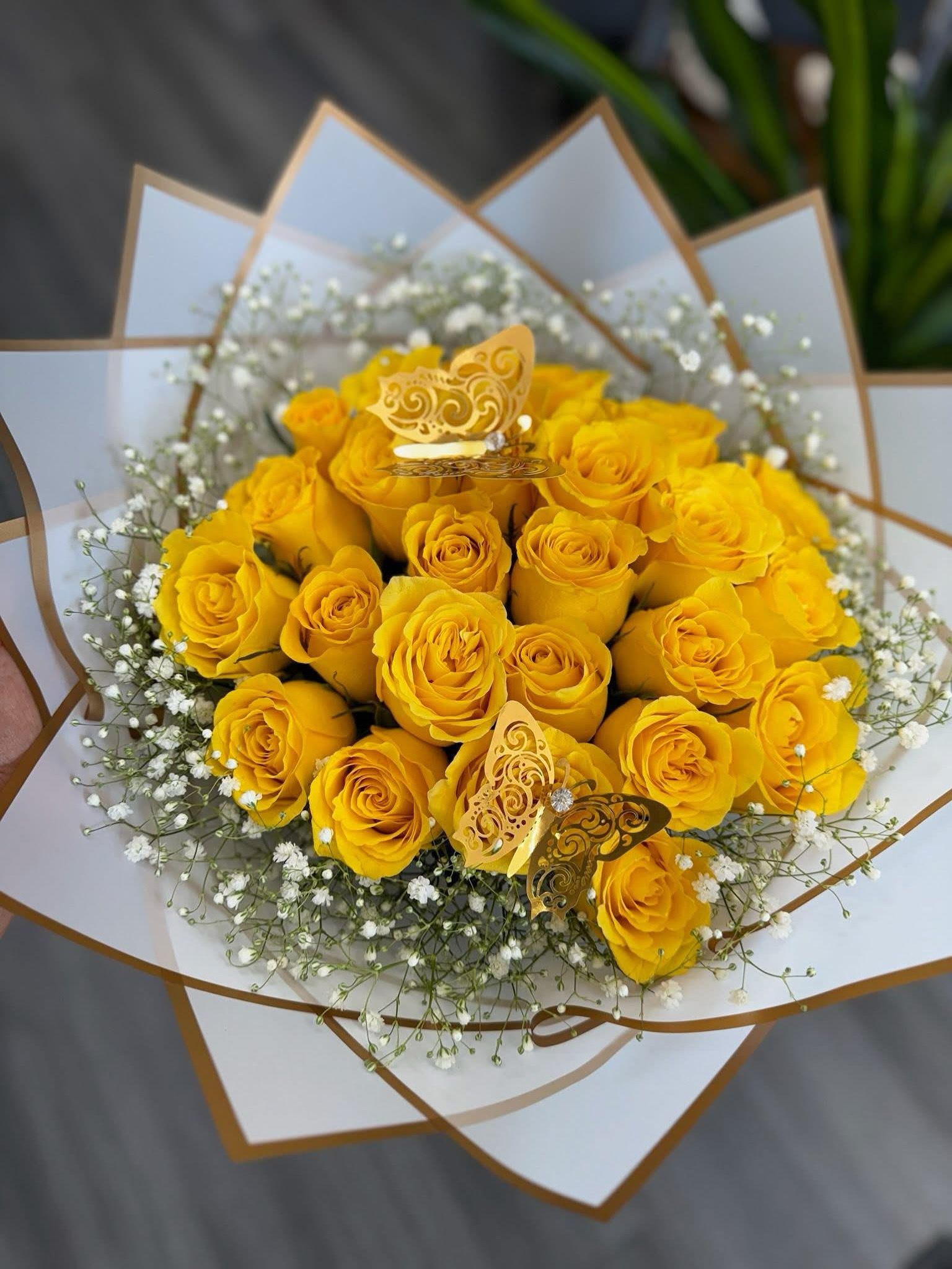 Ramos buchón  - 48 roses yellow bouquet 