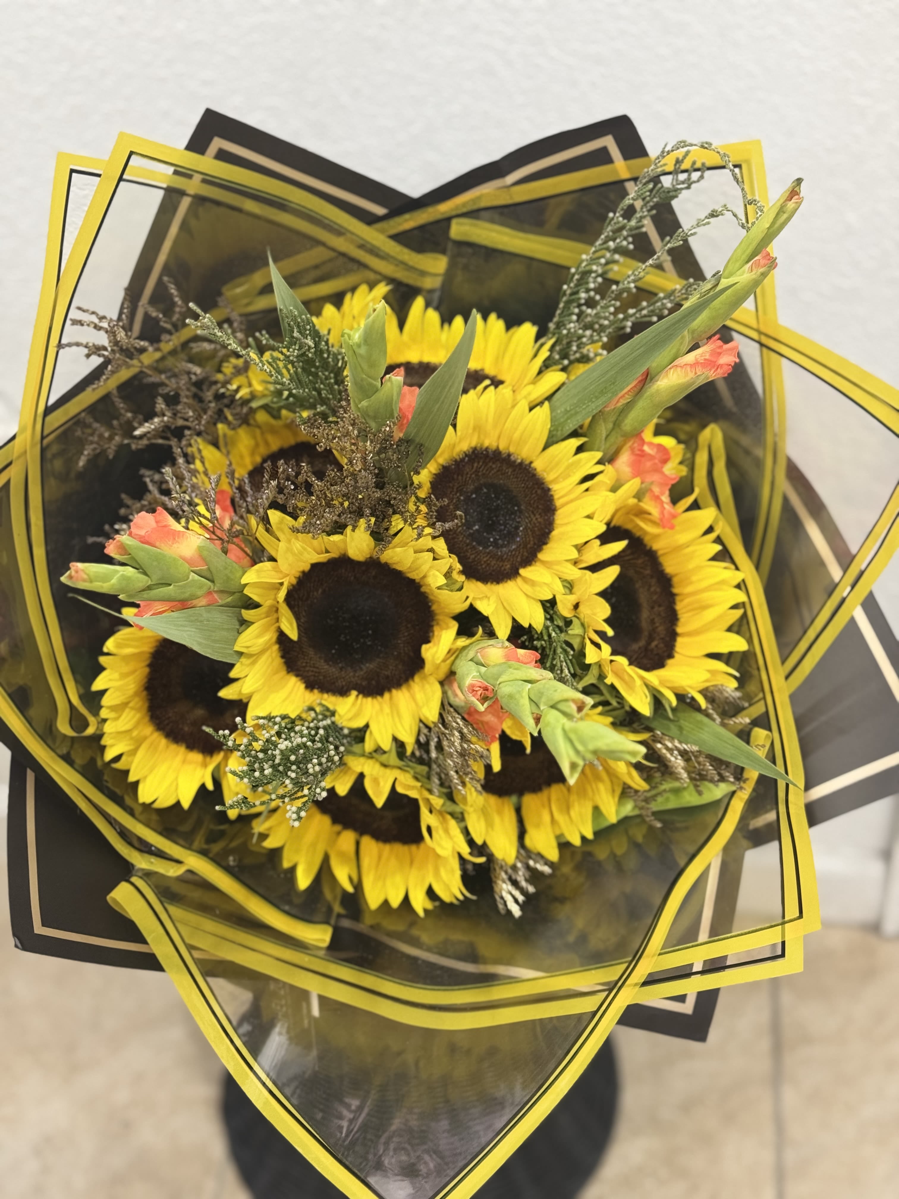 Delina - Bouquet 10 Sunflowers and rusco whit gladiolos