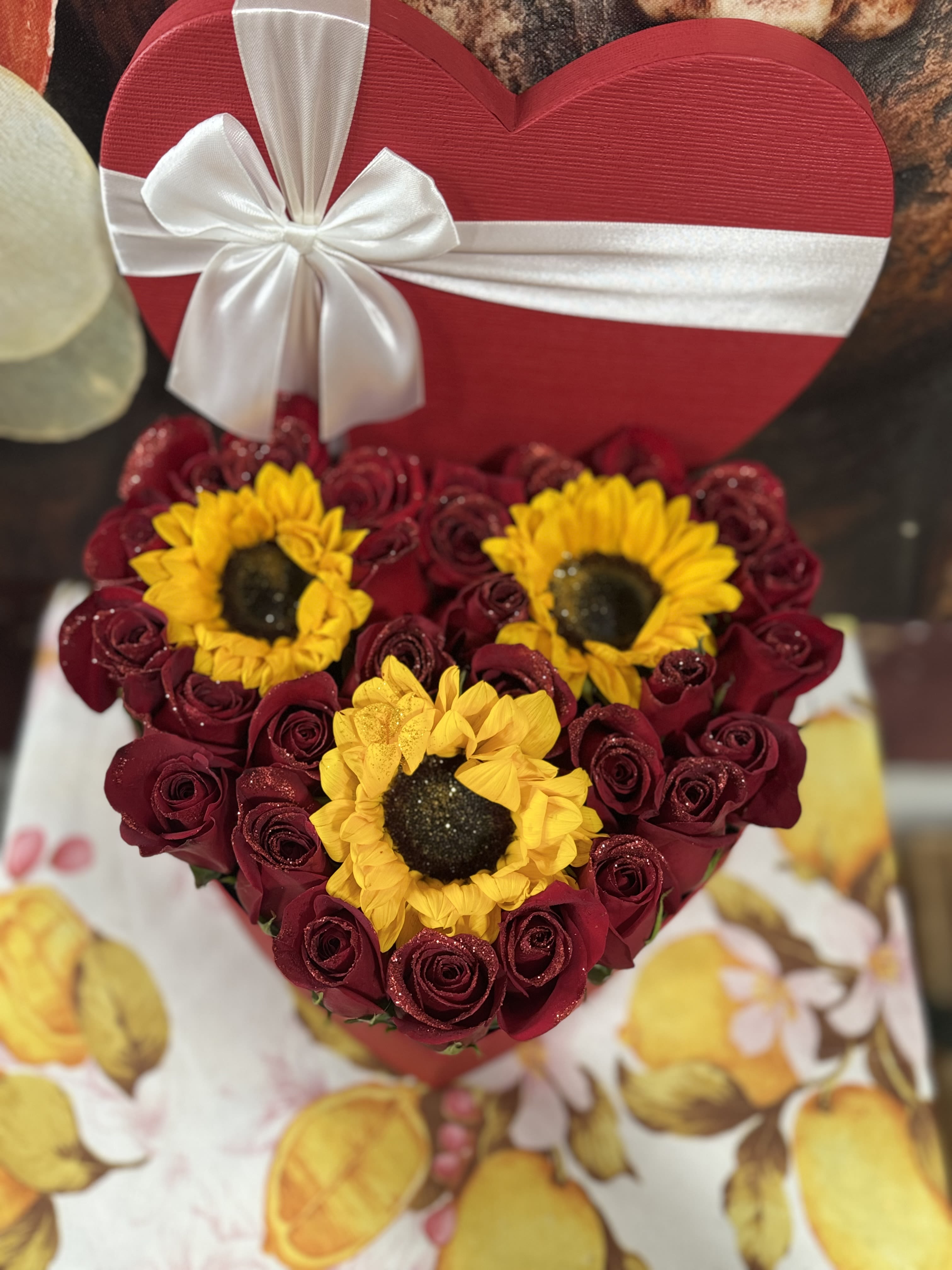 Corazón de sol  - Beautiful heart-shaped arrangement with roses and sunflowers