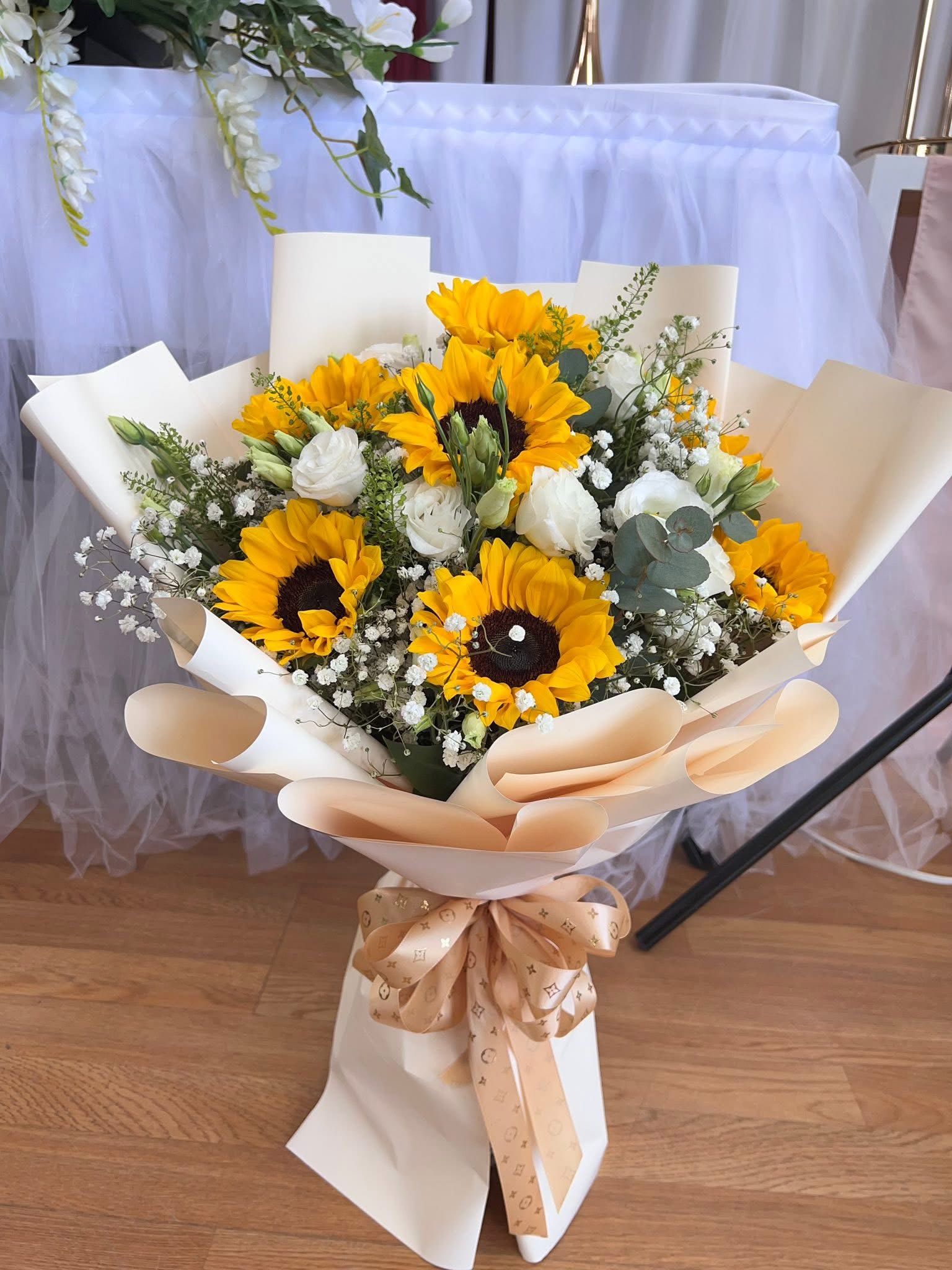 Zamira  - Bouquet the roses and sunflowers 