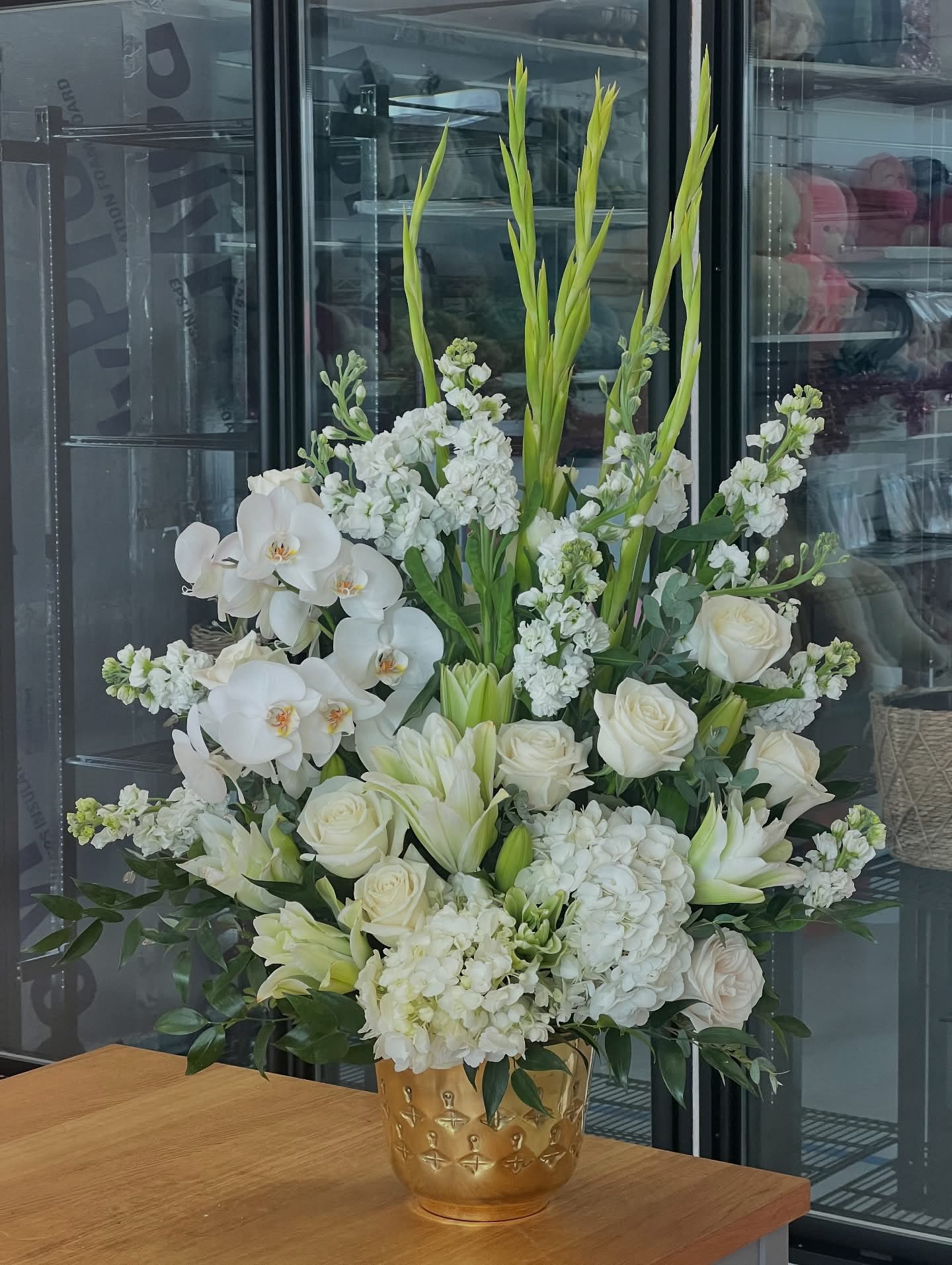 Amina -  Crystal vase with mixed flowers