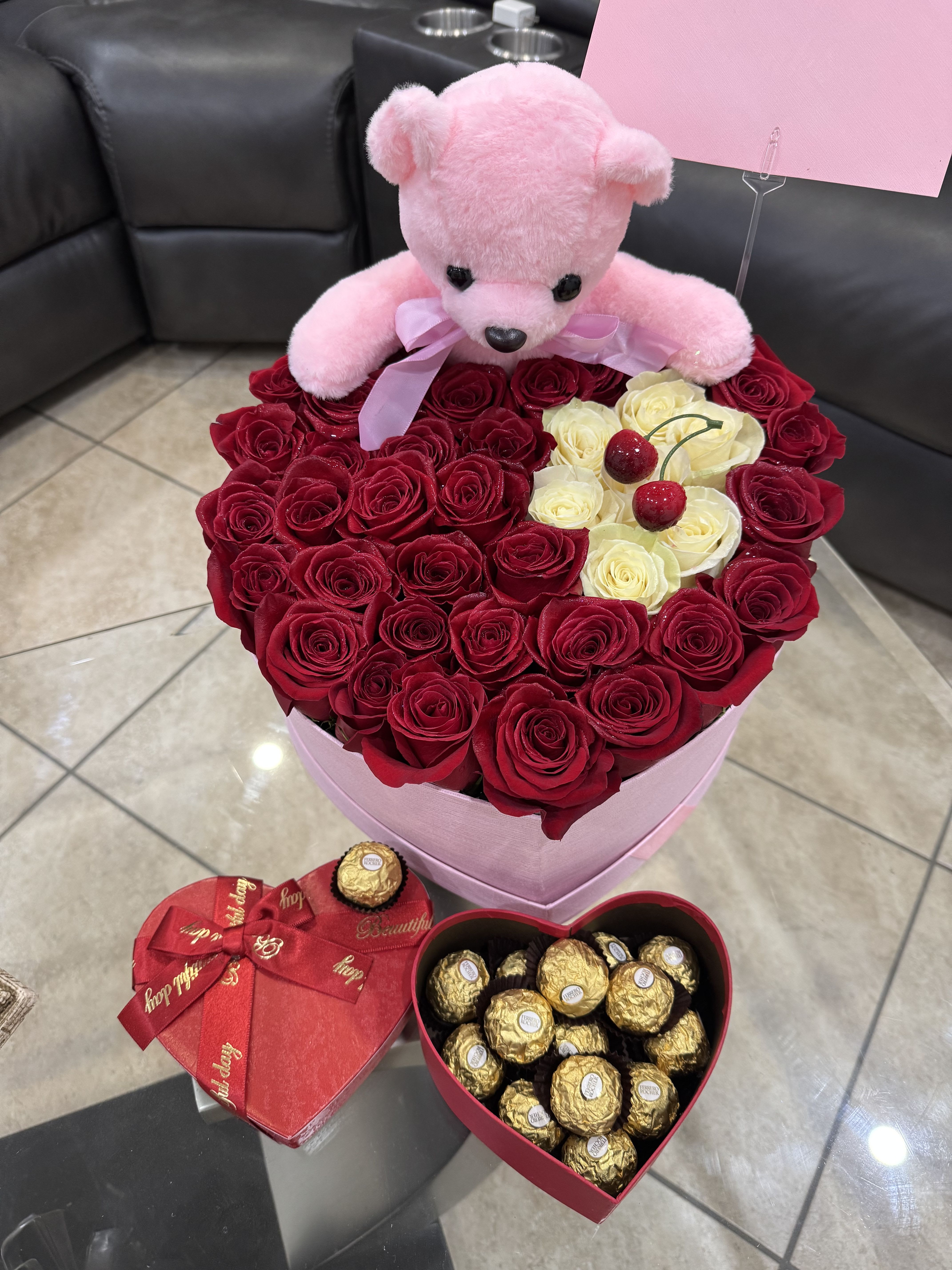Heat sweet  - Vase form heat whit roses bear 