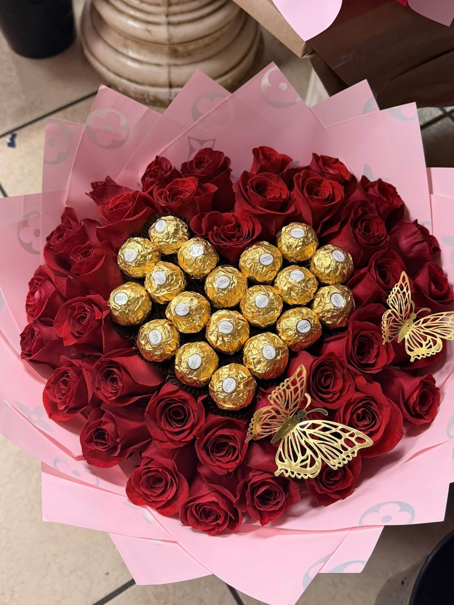 Amyris  - Bouquets buchon whit chocolate roses fresh 