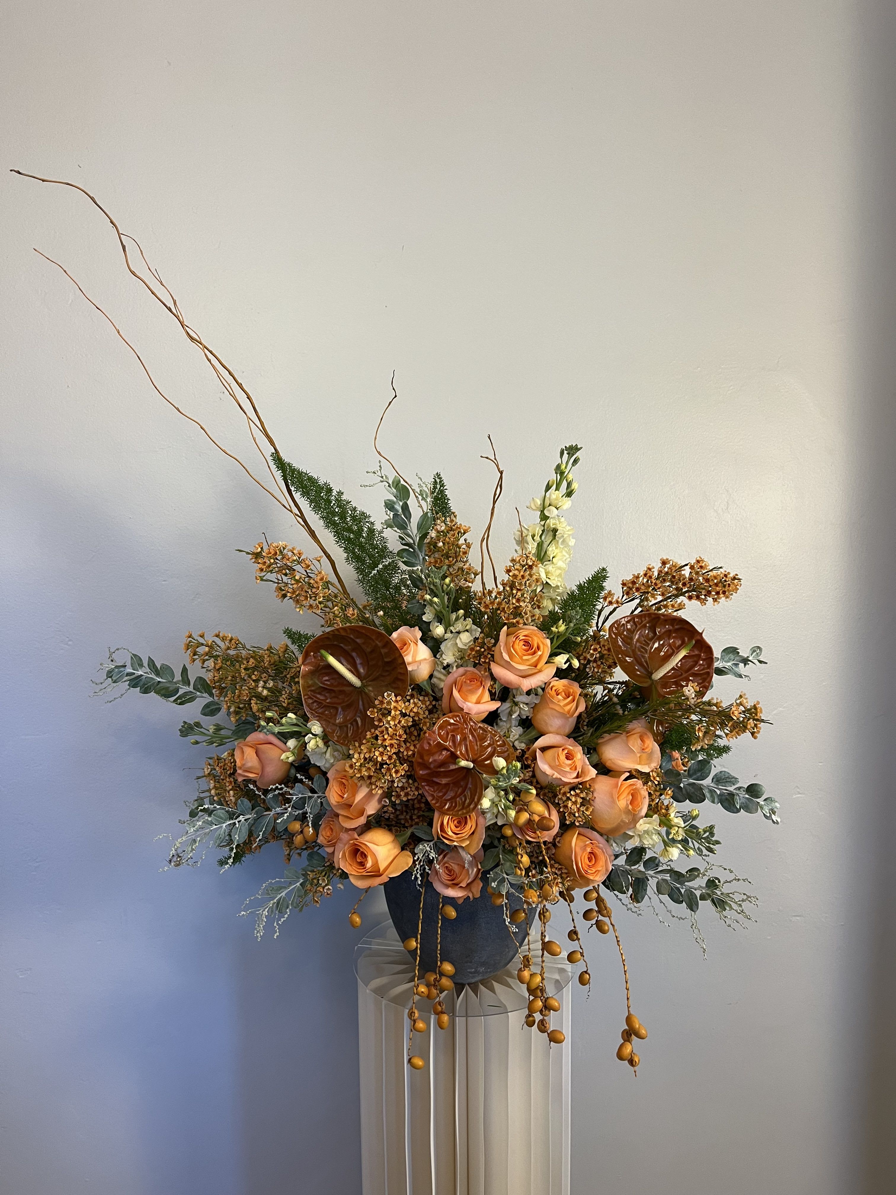 Falling for you - warm tones combined with fall flavor. This arrangement is designed to bring elegance to any pace. 