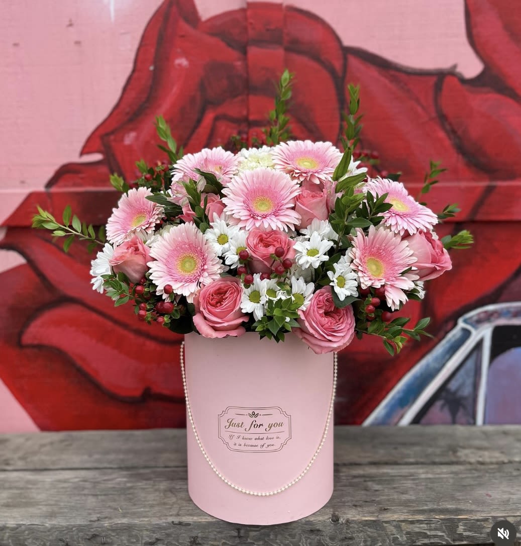 Pink and white bouquet in a pink hatbox