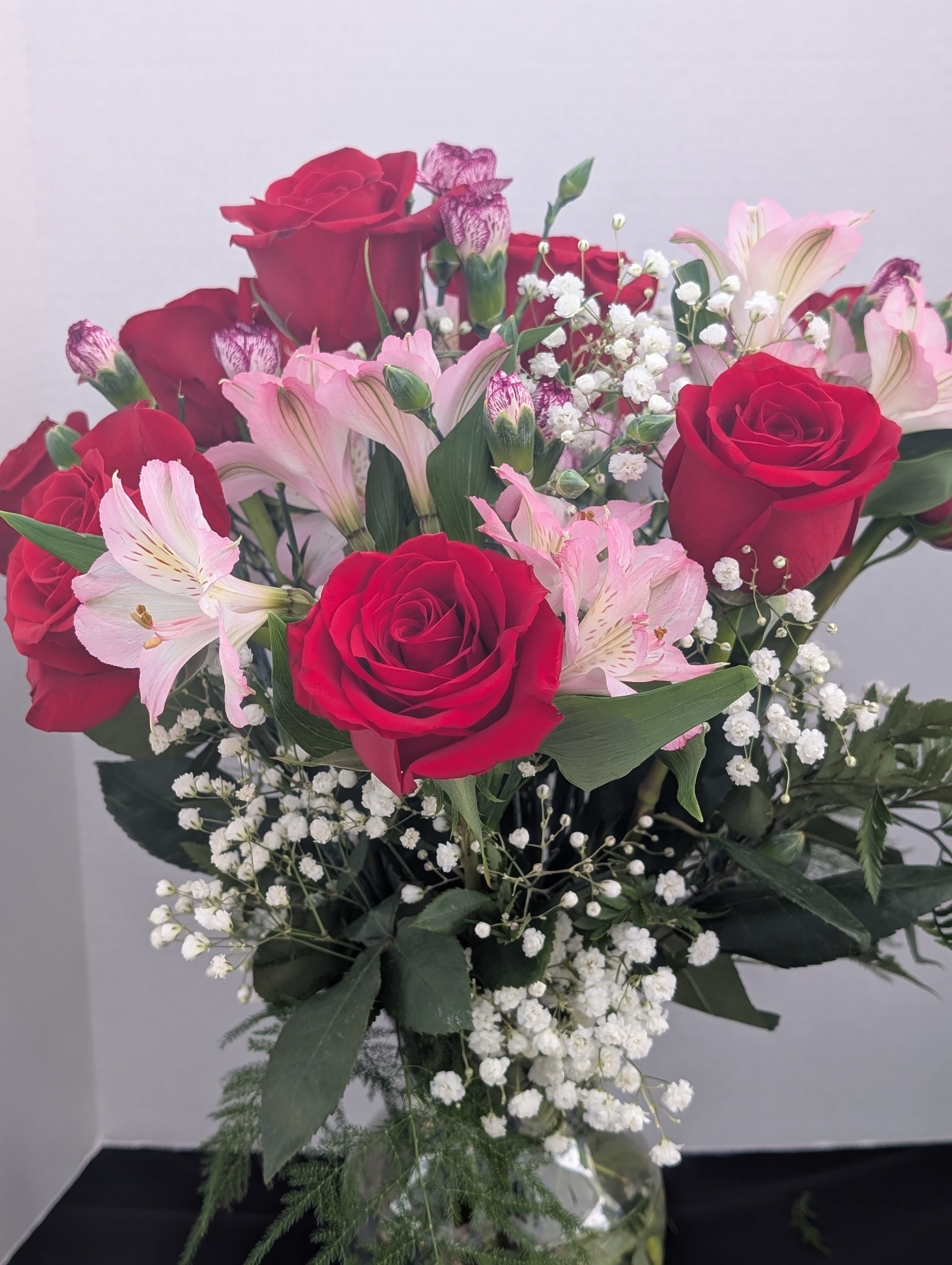 Bouquet of red roses and pink lilies with baby's breath