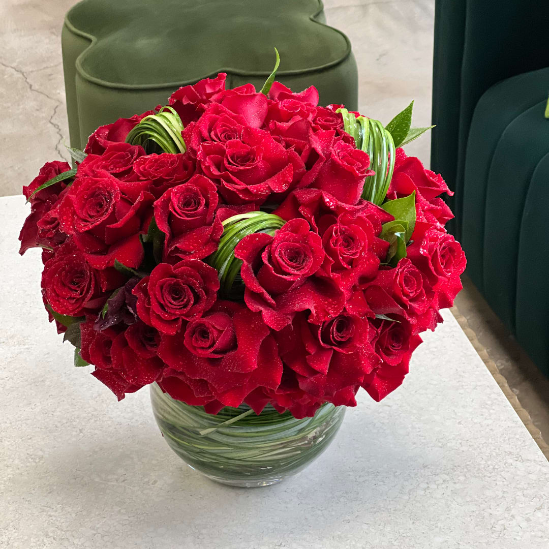 Red rose bouquet in a clear glass vase